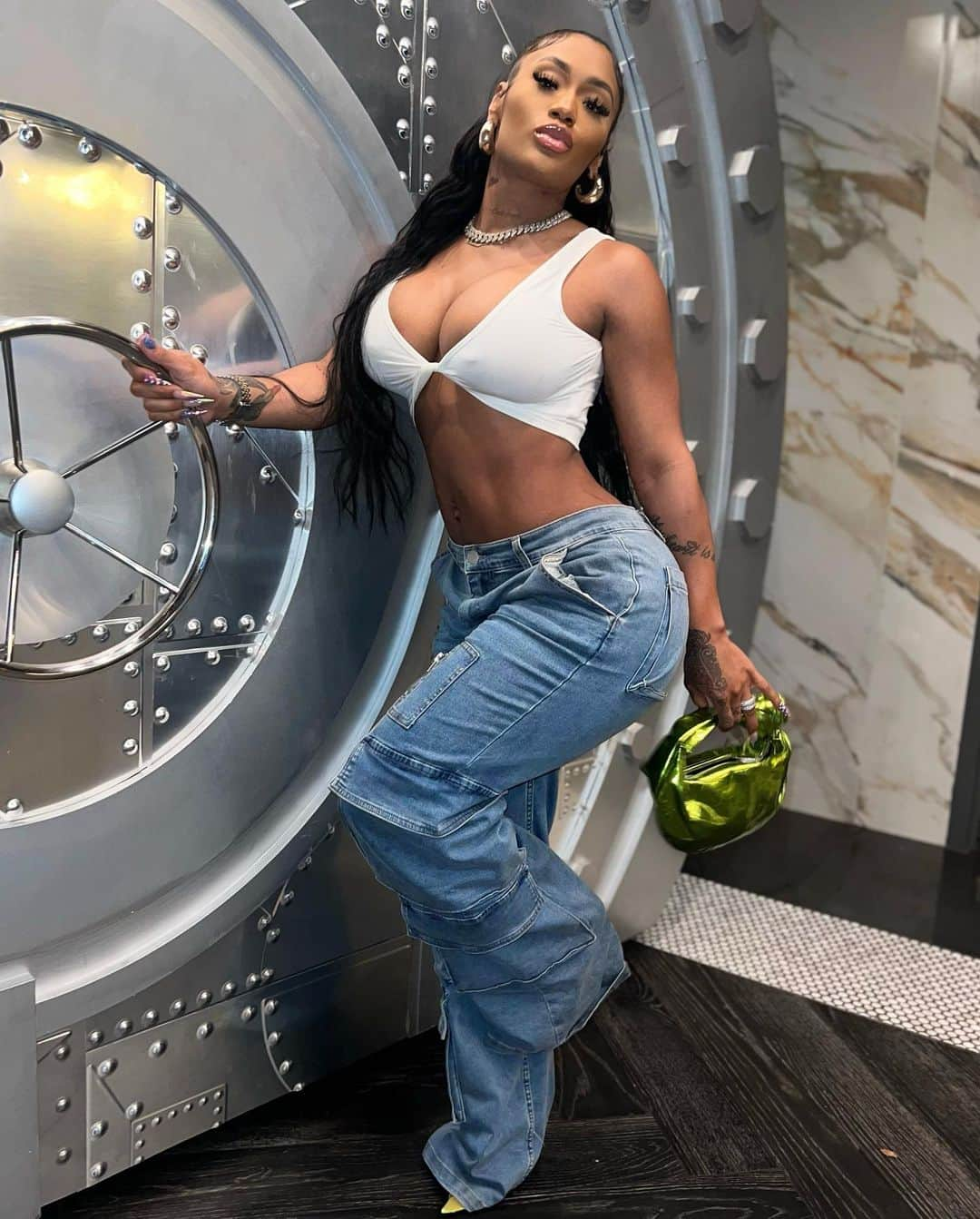 Lira Mercerさんのインスタグラム写真 - (Lira MercerInstagram)「I like long walks to the Bank ✨ Pants: @poshbyv」6月16日 5時13分 - lira_galore