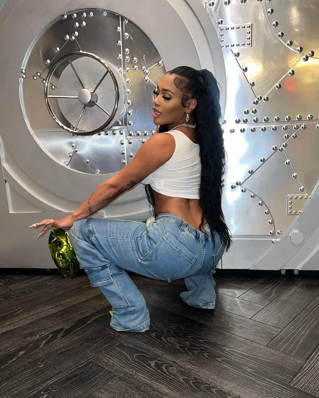 Lira Mercerさんのインスタグラム写真 - (Lira MercerInstagram)「I like long walks to the Bank ✨ Pants: @poshbyv」6月16日 5時13分 - lira_galore