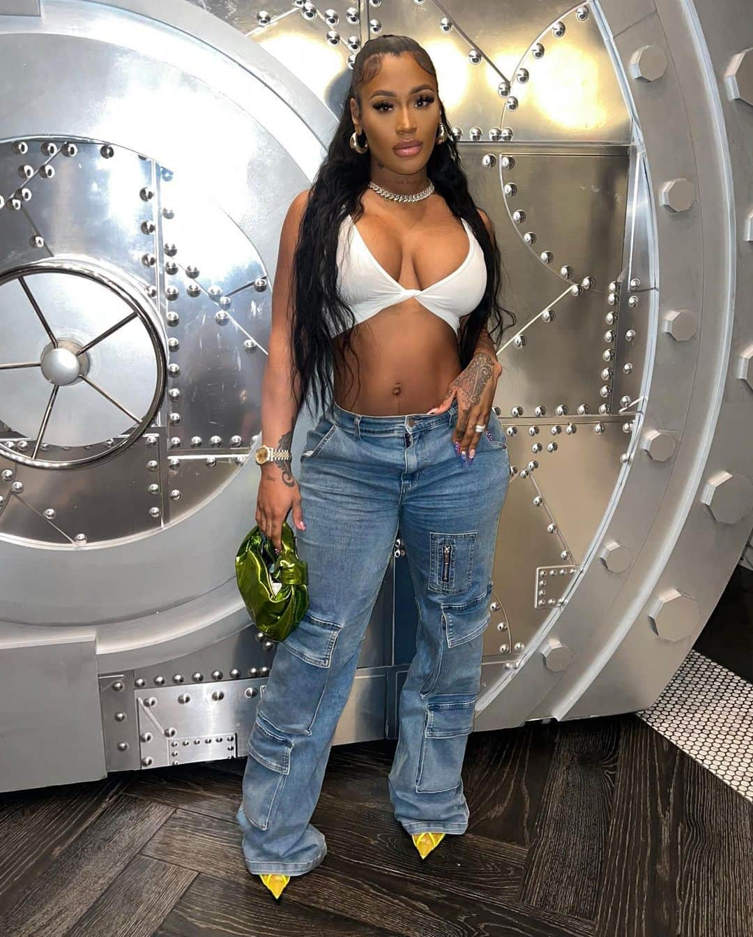 Lira Mercerさんのインスタグラム写真 - (Lira MercerInstagram)「I like long walks to the Bank ✨ Pants: @poshbyv」6月16日 5時13分 - lira_galore