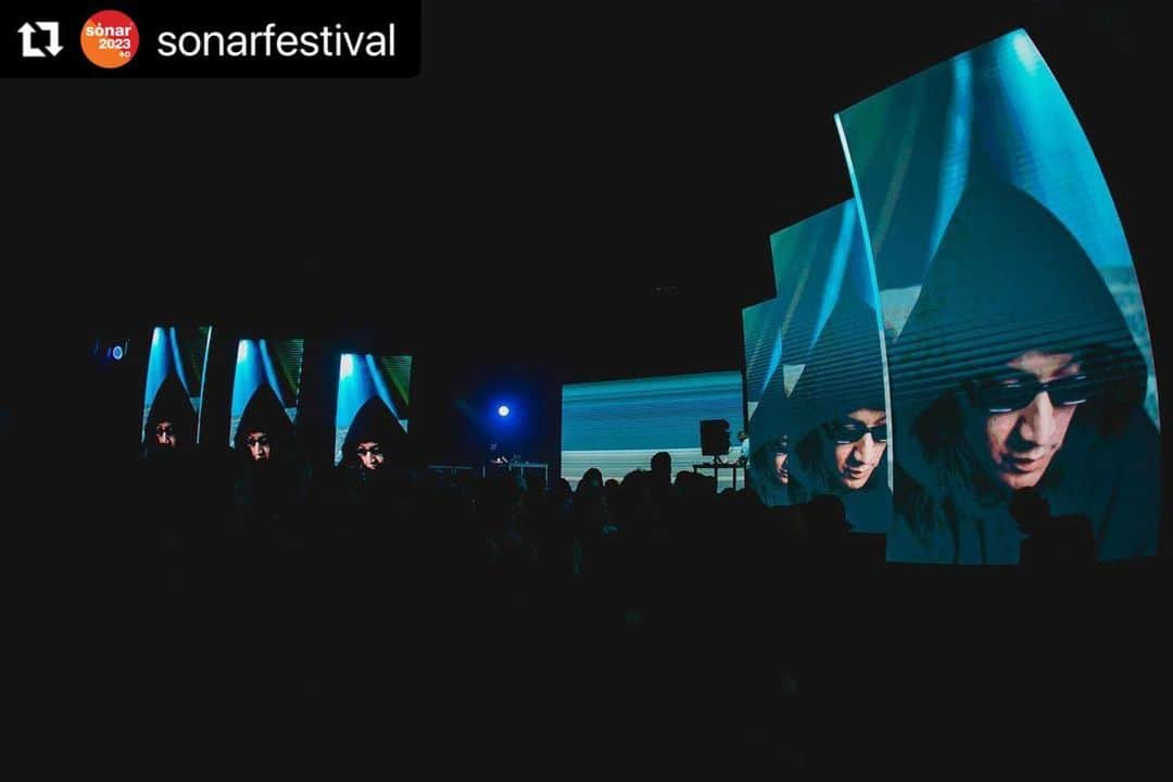 真鍋大度のインスタグラム：「#Repost @sonarfestival  A mindblowing audiovisual performance from Nosaj Thing and Daito Manabe in Stage+D by MEDIAPRO.  Photo: @roncca  #sonarplusd #sonar30 #sonar2023 #sonarfestival」