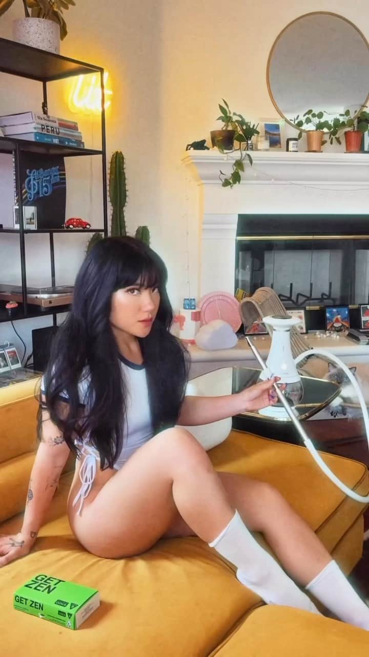 Marycakeのインスタグラム：「getting zen with my lover @ookausa 🌬 the perfect blend of CBD & indica for a chill vibe indacouch. sativa in the streets but indica in the sheets babyyy #passtheOOKA #ad」