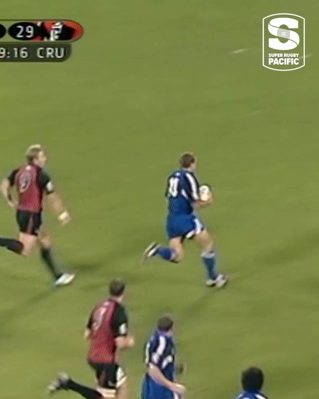 Super Rugbyのインスタグラム：「We had to do it 🤭  The Carlos Spencer classic for  @bluesrugbyteam in '04.   The rivalry against @crusadersrugbyteam continues tonight.  🇳🇿 7:05pm NZT - @skysportnz 🇦🇺 5:05pm AEST - @stansportau  #WelcomeToYourSuperStage #SuperRugbyPacific」