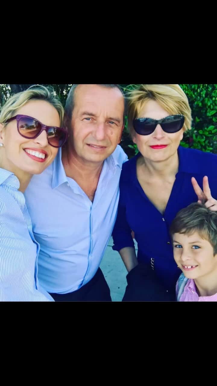 カロリナ・クルコヴァのインスタグラム：「My mom celebrated her birthday and we are so grateful to spend another year together. There is none like our Babi:) Happy Birthday M O M 🤍🥳」