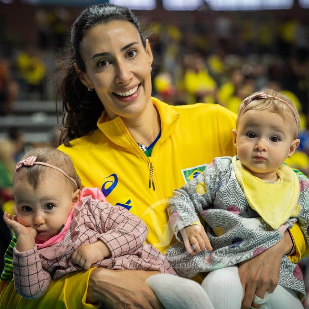 シェイラ・カストロのインスタグラム：「Tbt muito especial de quando eu ainda jogava pela seleção!   E morrendo de saudade das minhas tutucas, que ainda bem chegam amanhã aqui em Brasilia pra acompanhar a seleção e a mamãe!  👩‍👧‍👧💜」