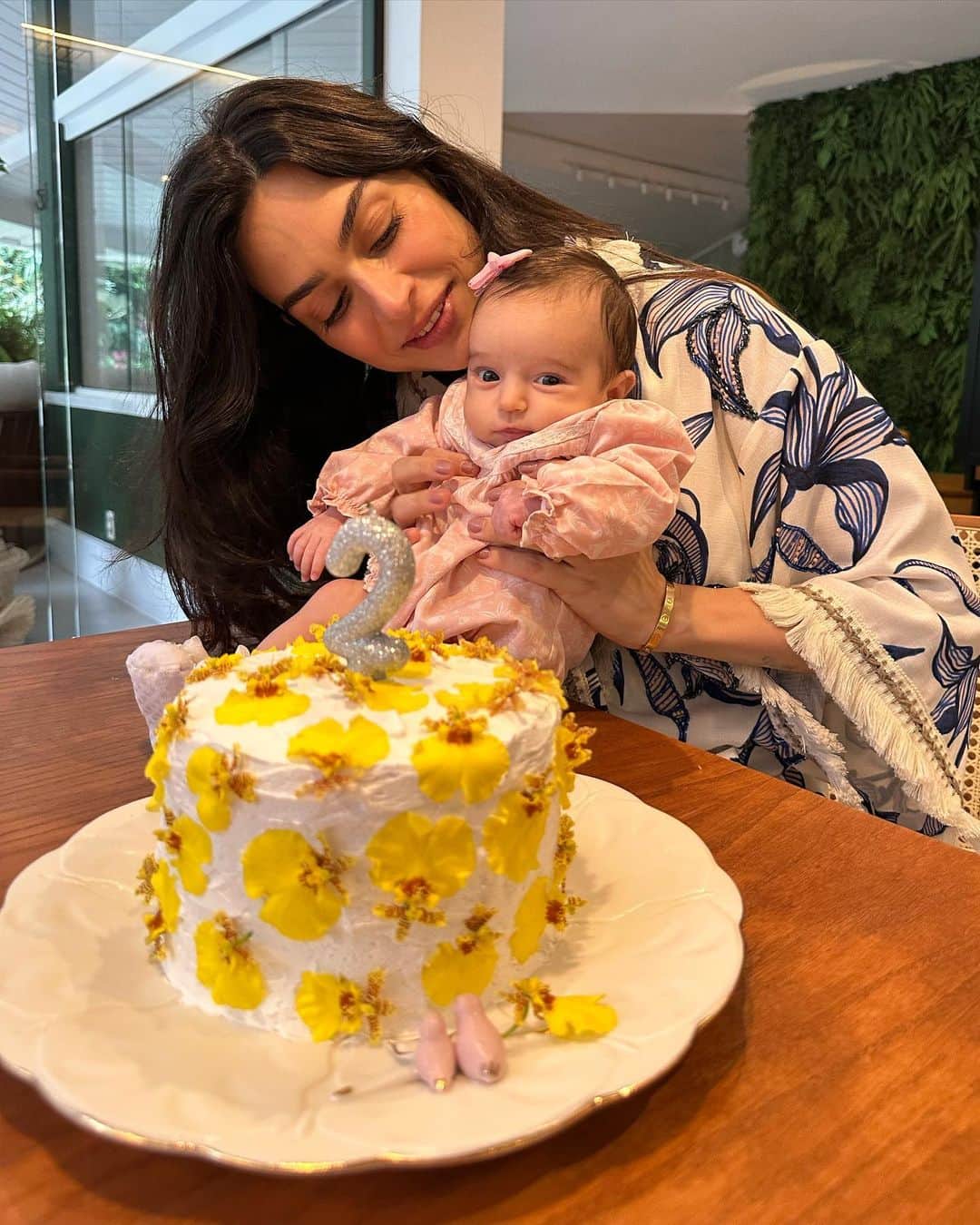Thaila Ayalaのインスタグラム：「Minha Tereza fez 2 meses!!! E a mamãe aqui está  evoluindo nos bolinhos. 🎂🤗🎉🎈🎀🎊✨🌼🤱🏻👏🏽 E teve encontro histórico dos futuros bff!」