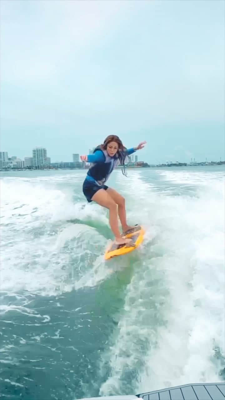 シャキーラのインスタグラム：「On mermaid watch 👀🧜‍♀️」