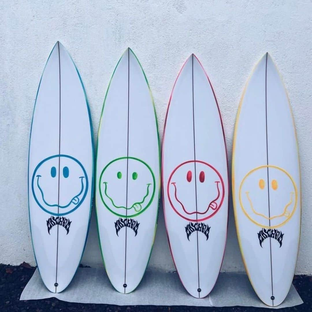 ロストのインスタグラム：「A fresh happy batch of boards for @caroline_markss   @lostsurfboards  #driver3.0 #summer #freshies #newboards」