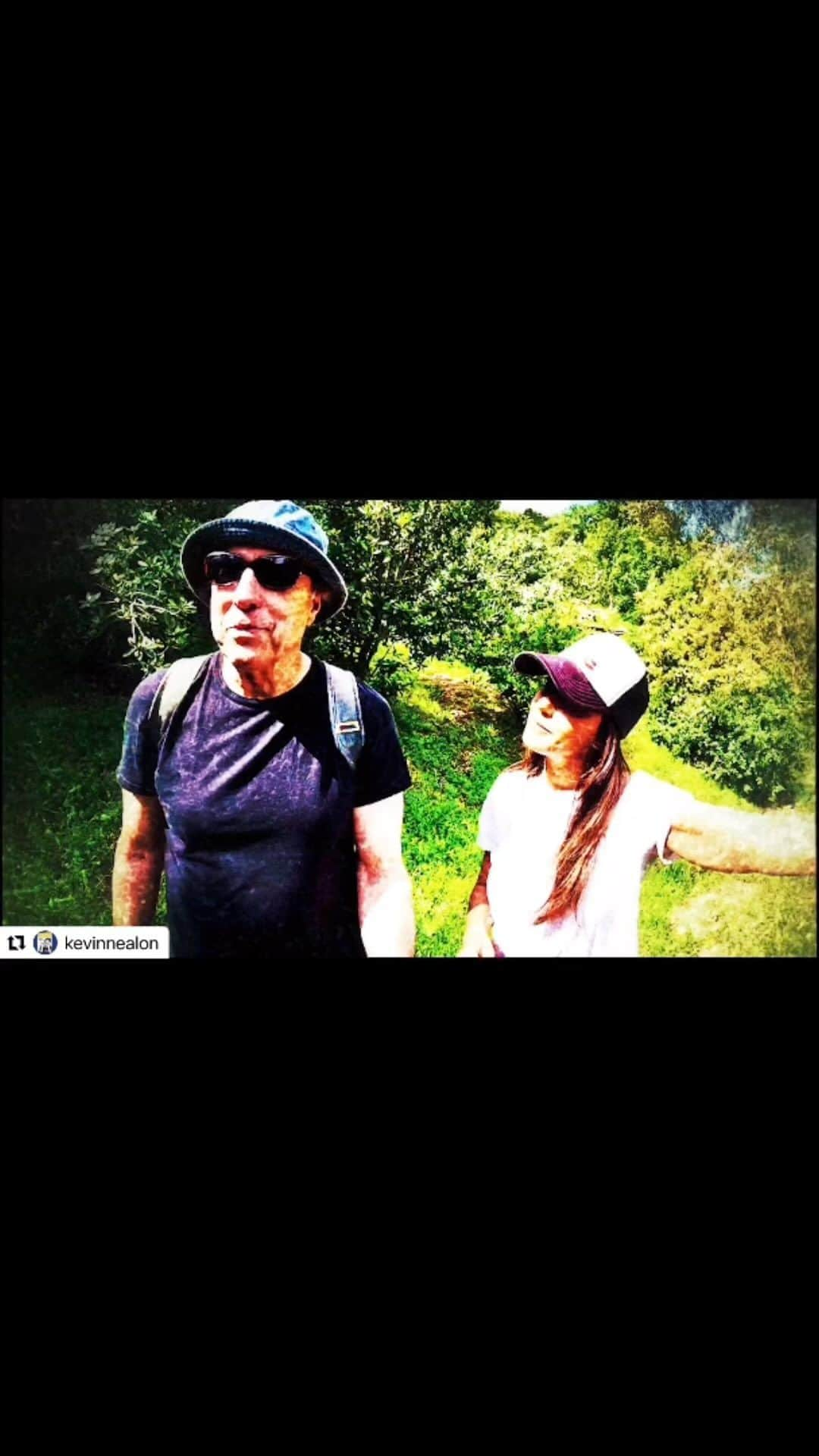 エマニュエル・シュリーキーのインスタグラム：「Check out my episode of #hikingwithkevin on YouTube if only all interviews could be done on a hike with hilarious and kind people like @kevinnealon  SUCH a fun day 🙏🏽❤️」