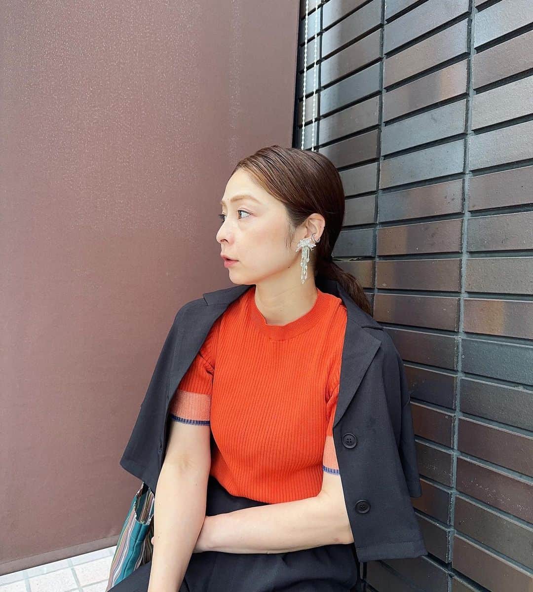 のインスタグラム：「ついピッチリ前髪にしてしまう🦧  細リブなニットは 仕事にも使える👚 @geera__official   あまり柄物着ない分 エッジの効いた配色のデザインがやたら好き  #ootd #mamafashion #mamacode  #ママコーデ　#お仕事コーデ #ニット　#サマーニット　#大人コーデ　#GeeRA #geera_ootd  #ジーラ #ジャケットコーデ #marni #マルシェバッグ」