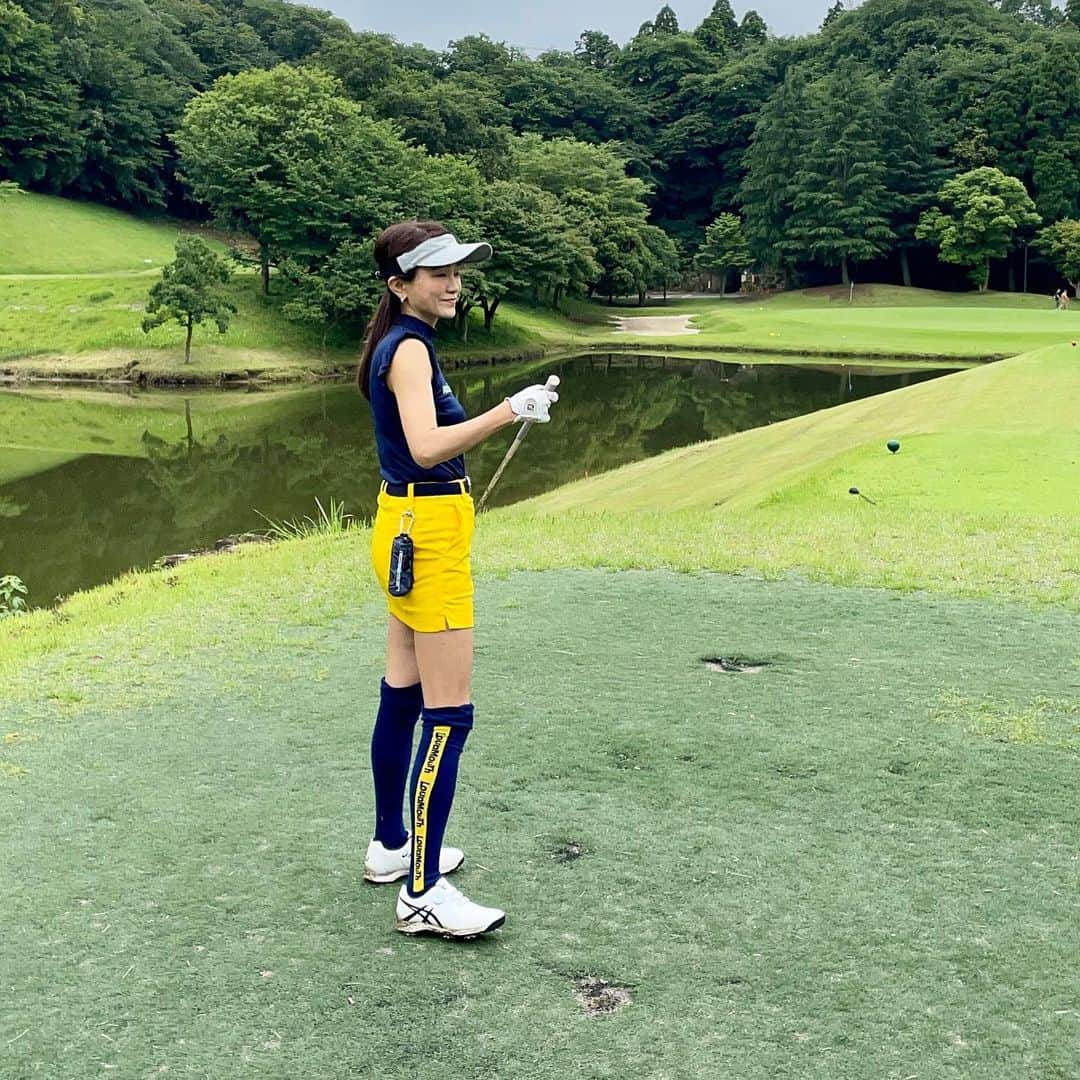 胃腸良子さんのインスタグラム写真 - (胃腸良子Instagram)「ゴルフ⛳️  なかなかゴルフに行けなくなって3ヶ月。 どんどん下手になってます。  スイング動画で1人反省会。 やっぱりチキンウィングが酷いね。  もう少し手を伸ばして振り切れるよう練習しよー。  #golf #golfwear  #tops @loudmouth_japan_official  #loudmouth  #skart  @loudmouth_japan_official  #golfclub  @taylormade_golf_japan  #taylormade」6月16日 6時17分 - kimiyo.f