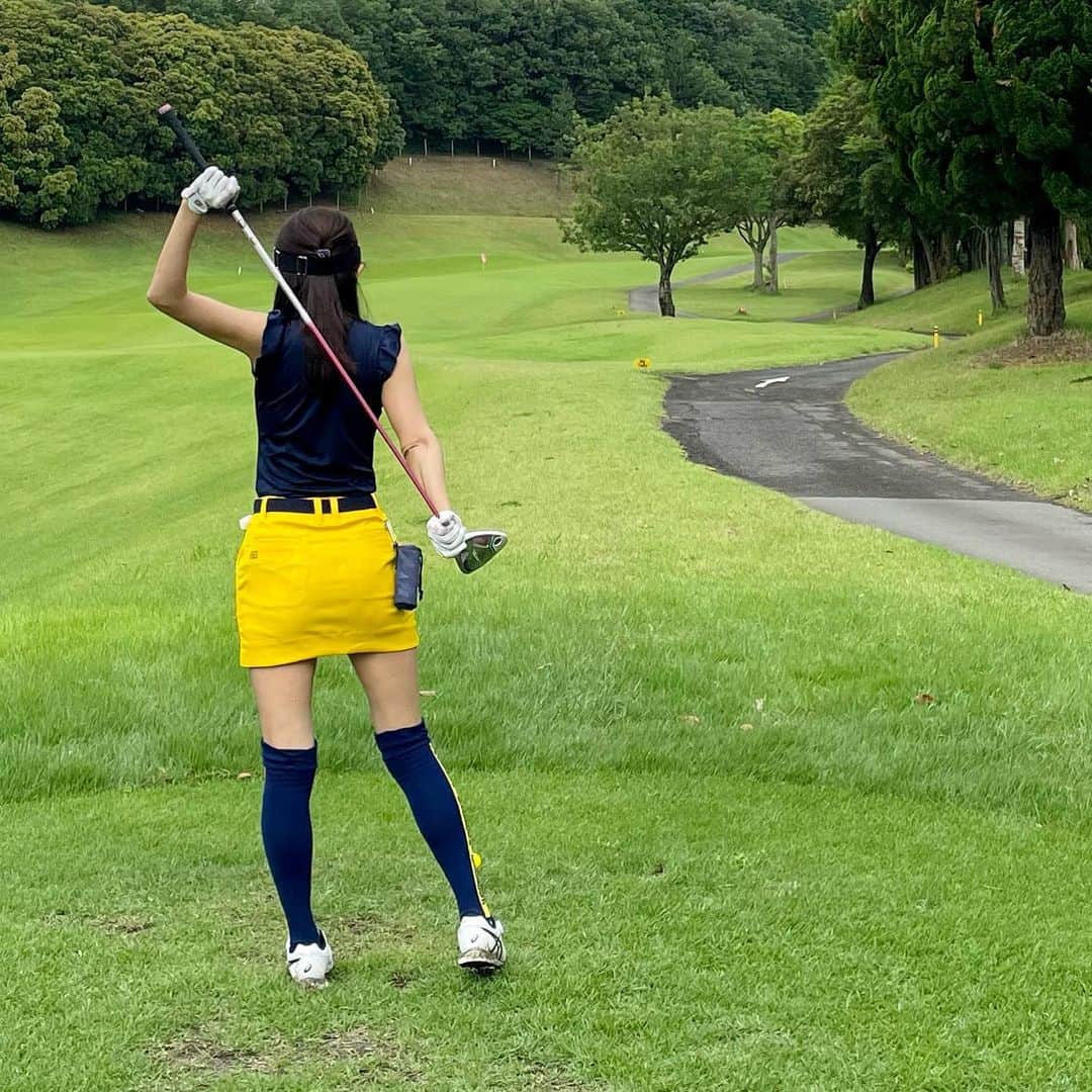 胃腸良子さんのインスタグラム写真 - (胃腸良子Instagram)「ゴルフ⛳️  なかなかゴルフに行けなくなって3ヶ月。 どんどん下手になってます。  スイング動画で1人反省会。 やっぱりチキンウィングが酷いね。  もう少し手を伸ばして振り切れるよう練習しよー。  #golf #golfwear  #tops @loudmouth_japan_official  #loudmouth  #skart  @loudmouth_japan_official  #golfclub  @taylormade_golf_japan  #taylormade」6月16日 6時17分 - kimiyo.f