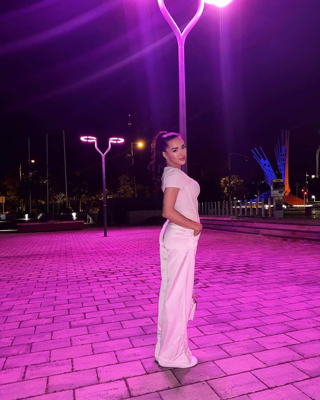 ラリサ・ヨルダケのインスタグラム：「Timing is everything 🤍✨」