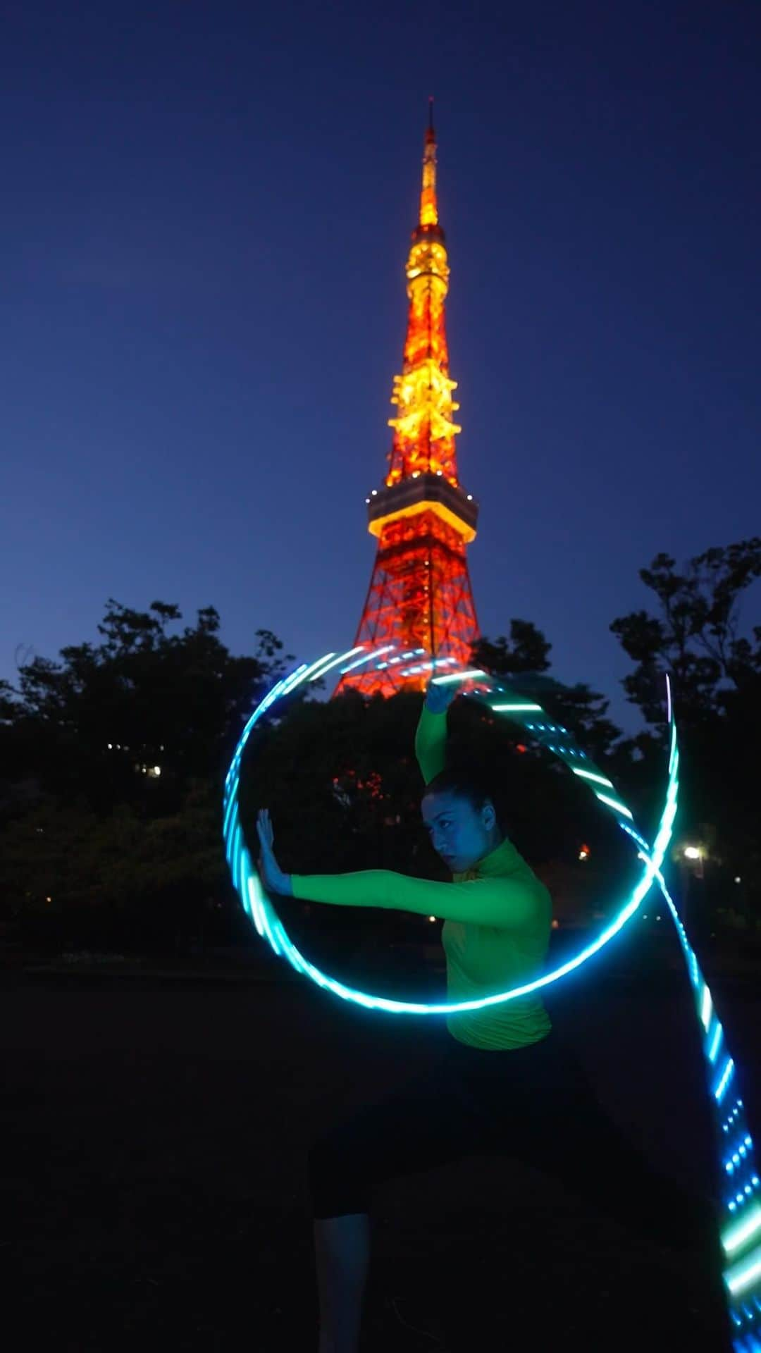 リン・ハッチソンのインスタグラム：「From 🌞 Day to Night 🌌 with @cinematictokyo!  Without realising, this night shoot with the LED ribbon was giving ⚔️👹 Demon Slayer 👹⚔️ What do you think? Real life Mitsuri Kanroji? 💗💚  📍Filmed at various locations around Tokyo Tower 🗼 and in front of Tokyo Station 🎌 • • • #tokyo #japan #demonslayer #mitsurikanroji #鬼滅の刃 #甘露寺蜜璃」