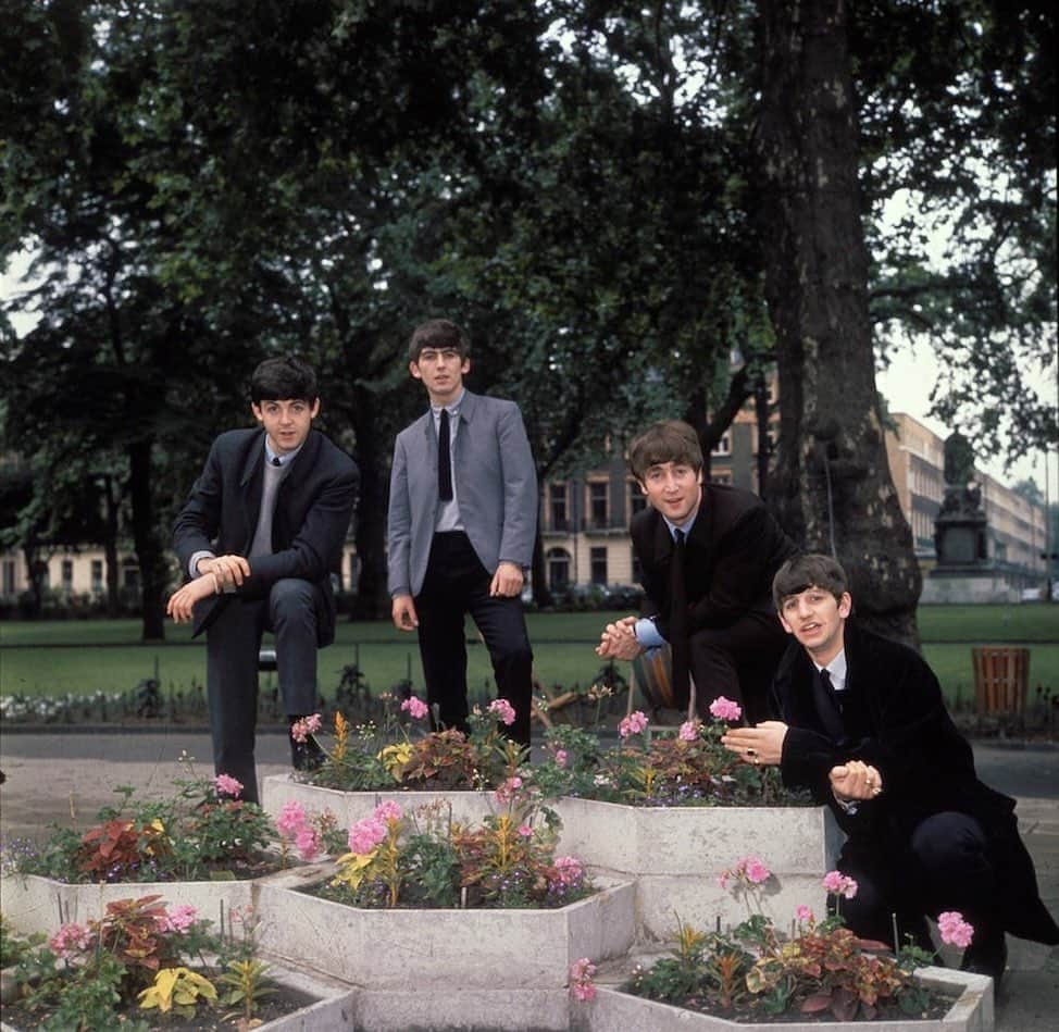 寺川里奈さんのインスタグラム写真 - (寺川里奈Instagram)「📍Russell Square  The Beatlesの聖地inロンドン Part2✌︎  The Beatlesが雑誌の撮影で訪れた 公園へ。 改装工事をして 当時の形はあまり残ってなかったけど、 後ろの銅像を目印に だいたいこの辺りかな…  実は私が通う学校の近くの公園なのでお昼によくランチしてます🍴 こんなに身近に聖地があって 日本にいた時の私からしてみたら夢みたいな環境だな🥺  #thebeatles  #london」6月16日 6時46分 - rina_terakawa