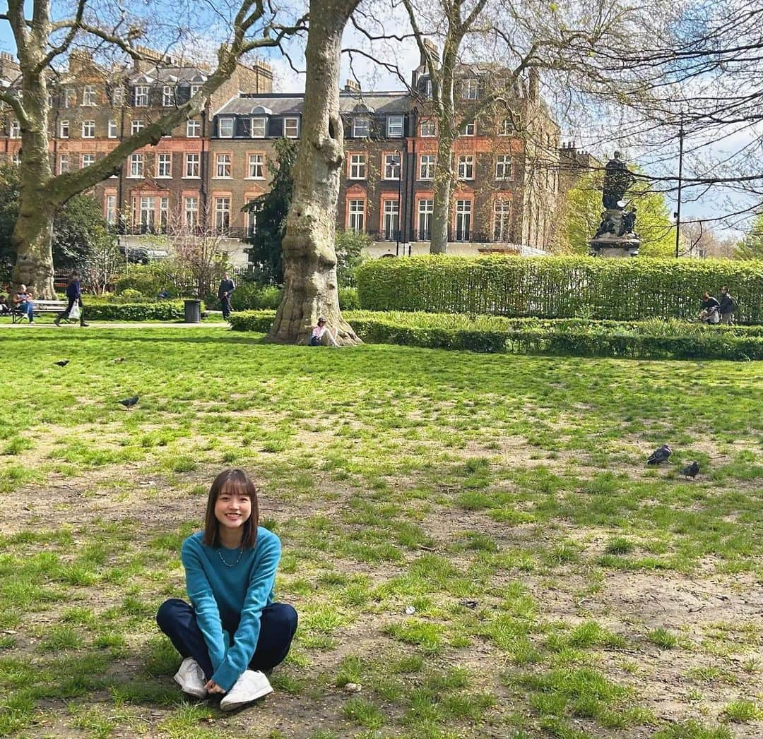 寺川里奈のインスタグラム：「📍Russell Square  The Beatlesの聖地inロンドン Part2✌︎  The Beatlesが雑誌の撮影で訪れた 公園へ。 改装工事をして 当時の形はあまり残ってなかったけど、 後ろの銅像を目印に だいたいこの辺りかな…  実は私が通う学校の近くの公園なのでお昼によくランチしてます🍴 こんなに身近に聖地があって 日本にいた時の私からしてみたら夢みたいな環境だな🥺  #thebeatles  #london」