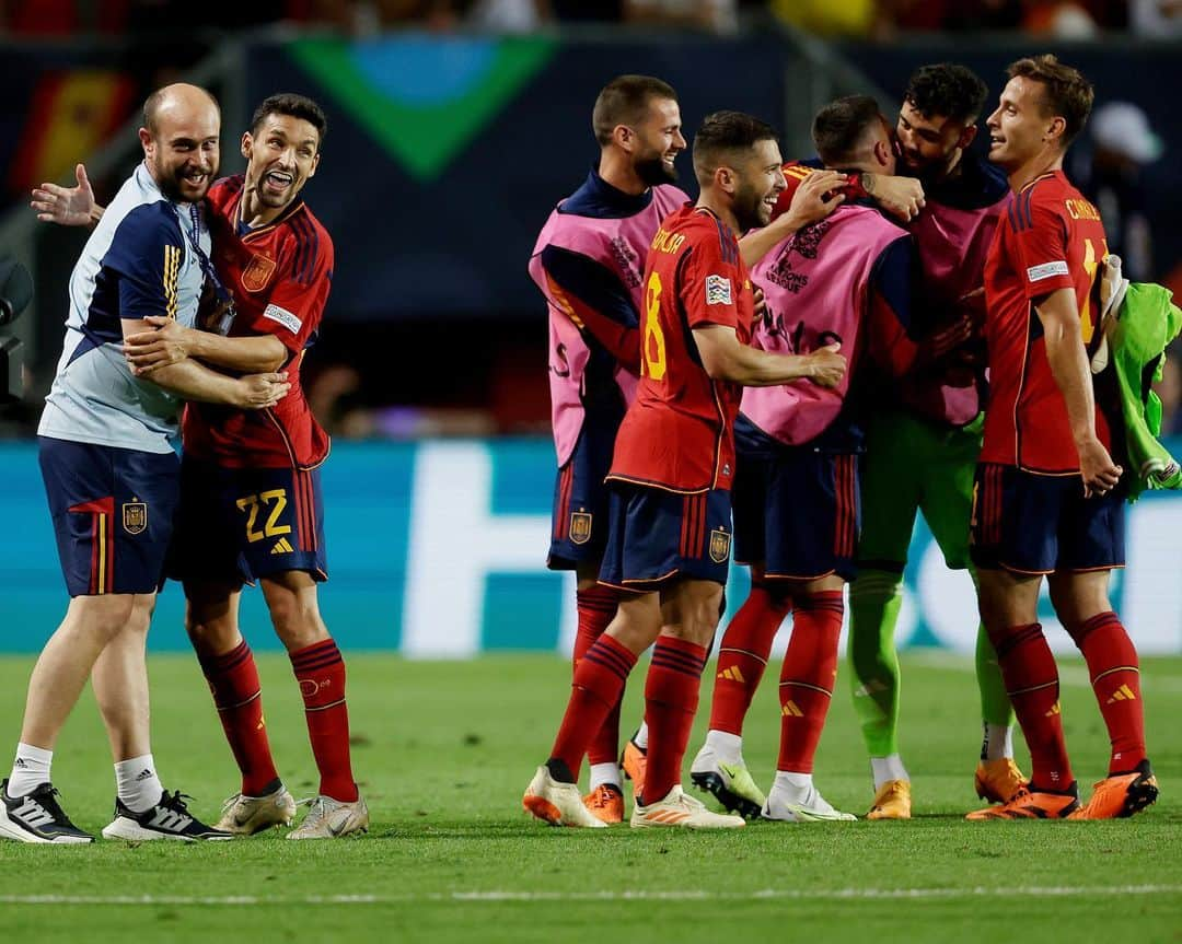 ジョルディ・アルバさんのインスタグラム写真 - (ジョルディ・アルバInstagram)「Un paso más… ¡Estamos en la final! 💪🏻🇪🇸 #NationsLeague」6月16日 6時45分 - jordialbaoficial