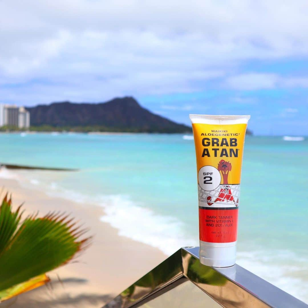 Belle Vie Hawaiiさんのインスタグラム写真 - (Belle Vie HawaiiInstagram)「Waikiki Aloe Grab A Tan  ワイキキアロエ「グラブ・ア・タン」 SPF10/ SPF2  小麦色の肌には憧れるけど、 紫外線が心配…そんな方に朗報です❣️  あのワイキキアロエから、 ピュアアロエやビタミンEなどの天然抗酸化成分をたっぷり配合した水溶性のサンタンローションが登場👏  UVAやUVBなど有害な紫外線をブロックしつつ、安全な日焼けをサポートをしてくれる優れものです☀️  オイルフリーなのでベタつかないのも嬉しい☺️  すでに日焼けのベースができている方はSPF2を、 色白で日焼けに弱い方や日光に敏感なお肌タイプの方はSPF10をお選びください。  ＼Z.ビガッティ15%OFF／ 大人肌の強い味方Z.ビガッティ全品セール クーポンコード: ZBGT15  セール期間:6月17日（土）まで ※店頭ハワイ時間/WEB日本時間 ※WEB注文は上記クーポン使用で割引適用  店頭営業時間: 10am-8pm 無休 上記以外にも店頭だけのお買い得商品多数あり🤙 詳しくは店頭でお尋ねください  Open Daily 10am-8pm Instagram in English @belleviehawaii.en   🌺店頭販売スタッフ募集中🌺 詳しくは当店HPお問い合わせフォームよりご連絡ください。  #waikikialoe  #tanninglotion  #日焼けケア  #小麦色の肌  #アロエ  #綺麗に日焼け  #メイドインハワイ  #紫外線対策」6月16日 6時48分 - belleviehawaii