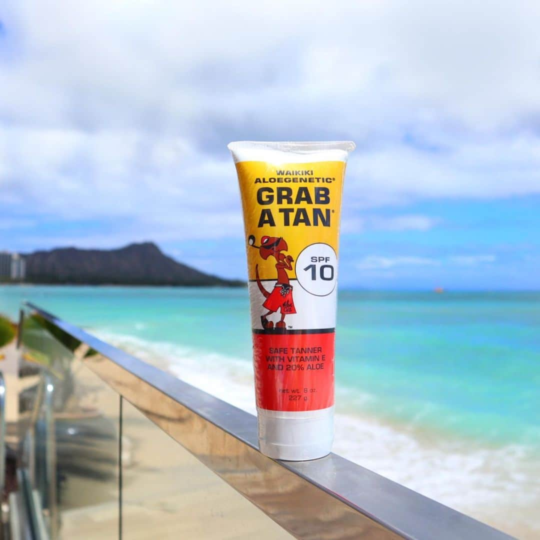 Belle Vie Hawaiiさんのインスタグラム写真 - (Belle Vie HawaiiInstagram)「Waikiki Aloe Grab A Tan  ワイキキアロエ「グラブ・ア・タン」 SPF10/ SPF2  小麦色の肌には憧れるけど、 紫外線が心配…そんな方に朗報です❣️  あのワイキキアロエから、 ピュアアロエやビタミンEなどの天然抗酸化成分をたっぷり配合した水溶性のサンタンローションが登場👏  UVAやUVBなど有害な紫外線をブロックしつつ、安全な日焼けをサポートをしてくれる優れものです☀️  オイルフリーなのでベタつかないのも嬉しい☺️  すでに日焼けのベースができている方はSPF2を、 色白で日焼けに弱い方や日光に敏感なお肌タイプの方はSPF10をお選びください。  ＼Z.ビガッティ15%OFF／ 大人肌の強い味方Z.ビガッティ全品セール クーポンコード: ZBGT15  セール期間:6月17日（土）まで ※店頭ハワイ時間/WEB日本時間 ※WEB注文は上記クーポン使用で割引適用  店頭営業時間: 10am-8pm 無休 上記以外にも店頭だけのお買い得商品多数あり🤙 詳しくは店頭でお尋ねください  Open Daily 10am-8pm Instagram in English @belleviehawaii.en   🌺店頭販売スタッフ募集中🌺 詳しくは当店HPお問い合わせフォームよりご連絡ください。  #waikikialoe  #tanninglotion  #日焼けケア  #小麦色の肌  #アロエ  #綺麗に日焼け  #メイドインハワイ  #紫外線対策」6月16日 6時48分 - belleviehawaii