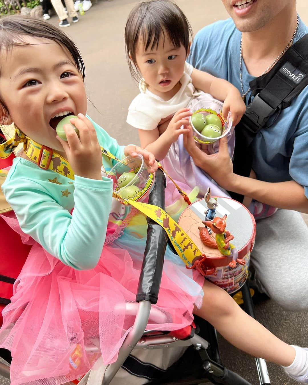 川畑ありささんのインスタグラム写真 - (川畑ありさInstagram)「ディズニーシー🐭♡🏰 少し雨降ったけどそんなんどうでも良いくらい楽しめたし、いっぱい乗れた😉💕  ぶんちゃんと2人でタワーオブテラーも乗って満足（笑）絶対乗ろな言うてたから🤣 束の間のディズニーデート気分も味わえた🤣💕  移動は飛行機やってんけど今回はベビーカーは持って行かずに挑みましたw パークで借りれるからそれでいいか！ってなって😊w 全然問題なくいけた〜⭕️🙆‍♀️  にこもよく歩いてくれた☺️✨  ホンマに何よりもにこなづがめちゃめちゃ楽しんでくれて喜んでくれたのでそれが一番嬉しかったよ☺️🌈❤️  #ディズニー#ディズニーランド#ディズニーシー#ディズニー40周年 #ディズニーコーデ#子連れディズニー #tdl #tds #ディズニーコーデ」6月16日 6時49分 - princess_arisa