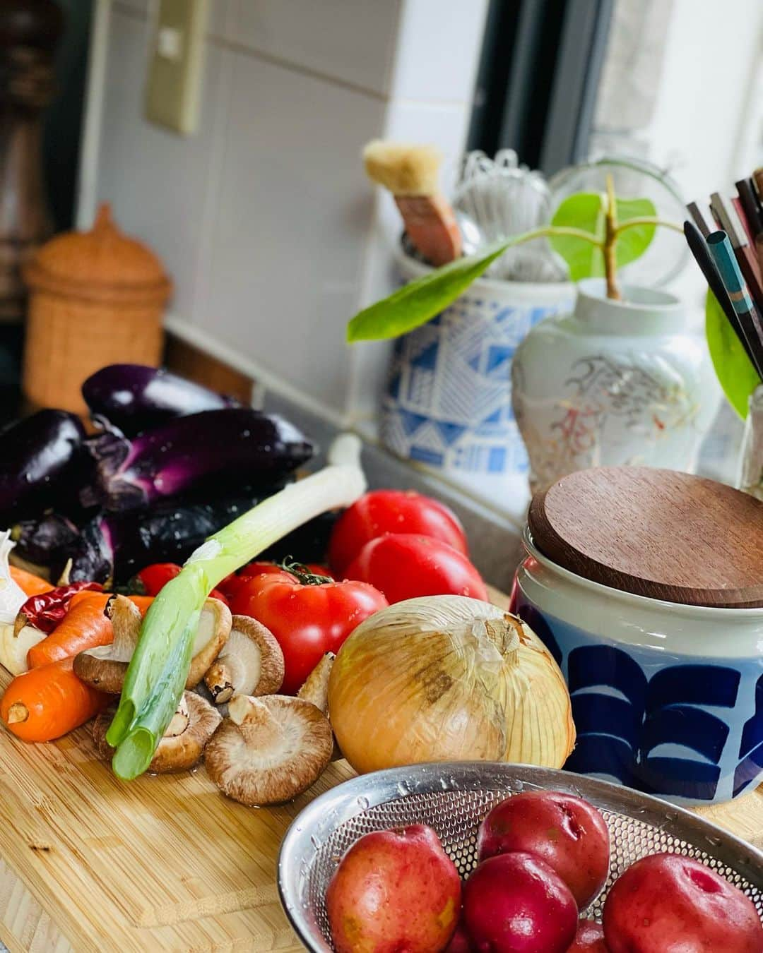 結城アンナさんのインスタグラム写真 - (結城アンナInstagram)「👩🏼‍🍳野菜🥦をスパイスやハーブで味付けしてして➡️オーブンで焼く➡️冷めても生野菜と混ぜてサラダ🥗にしたり、トーストにのせたりしても👌スマッシュ・ポテトのレシピは「Anna's Cookbook 季節の食卓」主婦と生活社　p.89にあります💕 Oven roasted veggies👍✨  #レシピ #野菜レシピ #野菜 #ポテト #スマッシュポテト #annascookbook_kisetsu #野菜のオーブン焼き #健康飲食 #ヘルシーレシピ #野菜大好き #shufutoseikatsusha」6月16日 6時50分 - ayukihouse