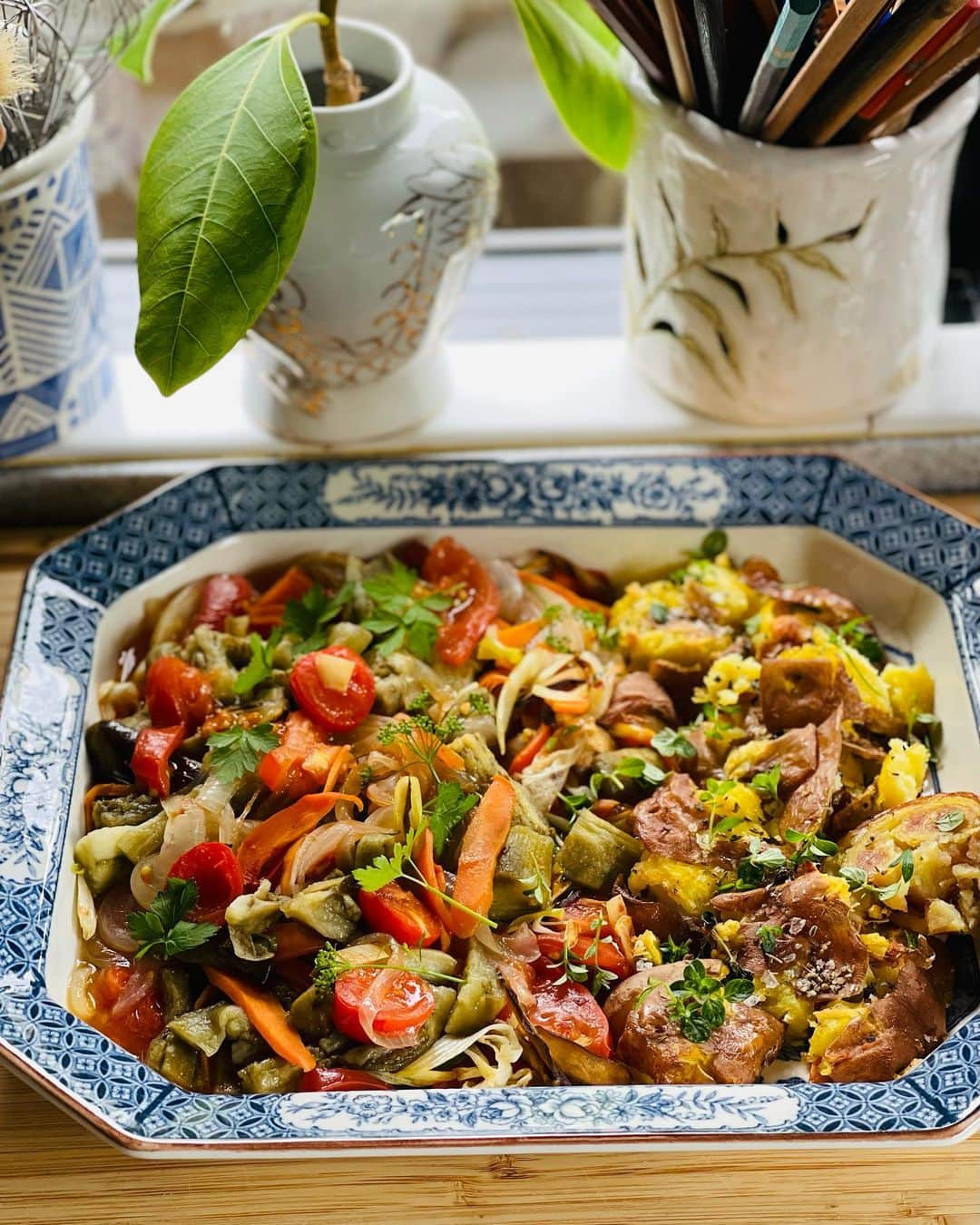 結城アンナさんのインスタグラム写真 - (結城アンナInstagram)「👩🏼‍🍳野菜🥦をスパイスやハーブで味付けしてして➡️オーブンで焼く➡️冷めても生野菜と混ぜてサラダ🥗にしたり、トーストにのせたりしても👌スマッシュ・ポテトのレシピは「Anna's Cookbook 季節の食卓」主婦と生活社　p.89にあります💕 Oven roasted veggies👍✨  #レシピ #野菜レシピ #野菜 #ポテト #スマッシュポテト #annascookbook_kisetsu #野菜のオーブン焼き #健康飲食 #ヘルシーレシピ #野菜大好き #shufutoseikatsusha」6月16日 6時50分 - ayukihouse