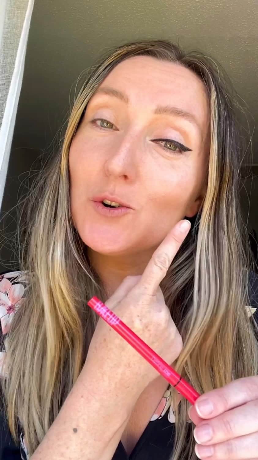 JO BAKERのインスタグラム：「‼️💥D E F I N E • M E 💥‼️ The black eyeliner has been a critical part of my kit since day one. The power of a single black line always gives me a bold and unique statement look …with endless design possibilities to change and enhance someone’s features makes it one of my favorite products that gives me freedom to create and dream up fun looks!!   I’ve been working on this product for the best part of two years …to create the ultimate precision tool black eyeliner with supreme pro performance!!  And honestly its perfect!! 👀  Introducing #DEFINEME Eyeliner  @bakeupbeauty  MADE IN JAPAN our Waterproof, Gel Glide, Skinny Sketch Black Eyeliner ~ for fine line execution that does not budge, smudge, smear or flake.  This is a game changer and I am so proud of this formula.   AVAILABLE NOW @bakeupbeauty TODAY ‼️‼️‼️」