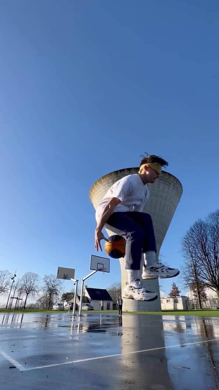 Dude Perfectのインスタグラム：「We asked for trick shots and y’all CAME THROUGH 😮‍💨 keep submitting to the link in our bio for a chance to win VIP post-show meet & greet passes to our LA show (and we’ll help you get there!) Find more info at the link in our bio!  PS if you didn’t see your entry here, doesn’t mean it wasn’t good! We’re just still going through all of them! 🔥  🎵: @connorprice_/@iamnicd/@100graham」