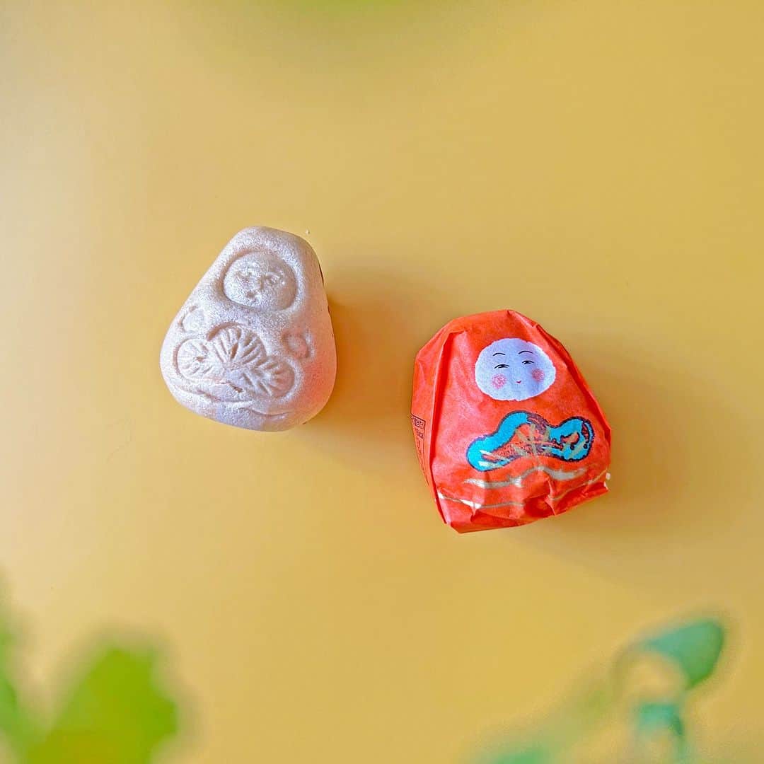 のインスタグラム：「. 今日、6月16日は「和菓子の日」🍡  こちらは、ころんとかわいい 金沢のお菓子「加賀八幡 起上もなか」✨ さっくりとした薄いもなかの中には、 甘さ控えめの小豆あんがぎっしり🥰  安産祈願や子どもの成長、商売繁盛にかかわる 縁起物として愛されてきた「加賀八幡起上り」という 郷土玩具がモチーフになっているそうで、 贈り物にしても喜ばれそう🎁  私は西武池袋本店の 「諸国銘菓 卯花墻（うのはながき）・諸国名産 味小路」 というコーナーで購入しましたが、 「金沢 うら田」のオンラインショップでも 購入できますよ💡  ▶編集部のお気に入り お祝いごとに贈りたい、縁起のよい金沢の起上もなか https://kinarino.jp/cat4/46683  ▶︎こちらの記事はキナリノアプリのトップページで掲載中です。 ▶キナリノアプリで「編集部のお気に入り」と検索！ ▶︎ダウンロードはプロフィールリンクから(@kinarino_official)  #和菓子の日 #起上もなか #金沢 #丁寧な暮らし #暮らし #キナリノ」