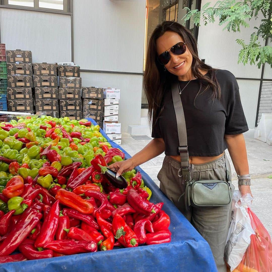 リサ・アンさんのインスタグラム写真 - (リサ・アンInstagram)「like finding a needle in a haystack 🍆  😂I got jokes - but as we walked through the farmers market our first day in Athens, the caption  came to me with my approach🍆 to the stand 😂  #farmersmarket #athens #thereallisaann   📸: @justtheletterk_img」6月16日 7時09分 - thereallisaann