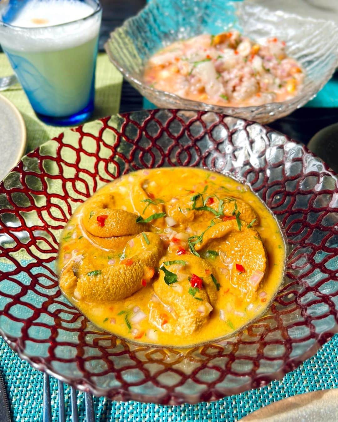 ケス Keisuiのインスタグラム：「大好きなお店 @lamarcebicherialima へ。  以前リマ🇵🇪に来た際に好きすぎて2回も来てしまって、今回もやってまいりした😍  セビーチェが本当に美味しい😋 お店も活気にあふれ、プレートもお料理もカラフルで楽しめました💯💯  ¡Muchas gracias🙏　 @thonyvasdi chef‼️  #world50best #world50bestrestaurant #mena50best #latinamericas50bestrestaurants #asias50bestrestaurant #50discovery」