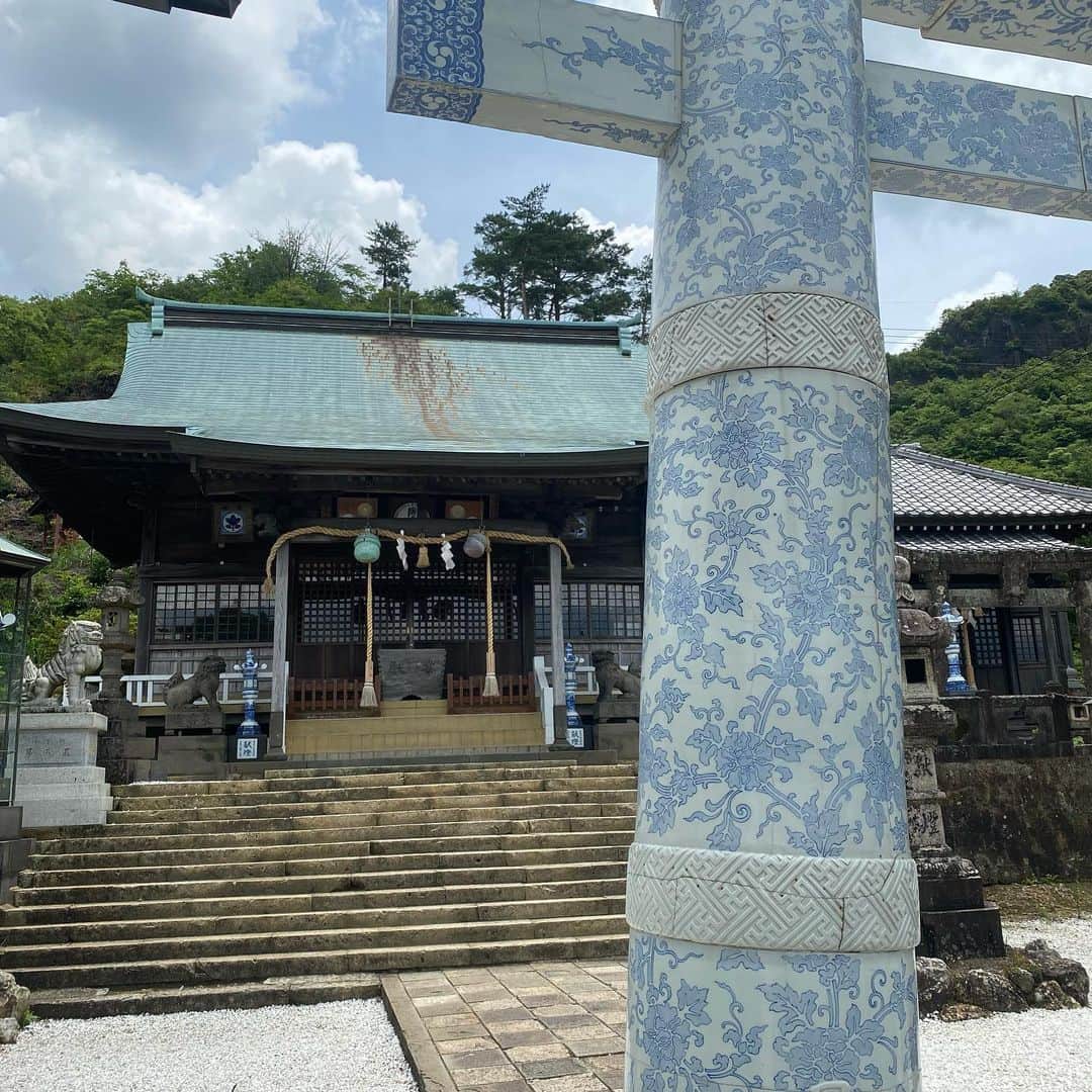 坂東亀三郎さんのインスタグラム写真 - (坂東亀三郎Instagram)「⁡ ⁡ 有田皿山鎮守 陶山神社 (すえやまじんじゃ) ⁡ ⁡ 有田焼の街に建つ神社。 鳥居や狛犬が陶器製でした。 御守りも絵馬も陶器製でした。 ⁡ ⁡ 線路を越えて入る神社 境内には有田らしく白磁が溢れ とても素敵で優しい気が満ちた神社でした。 ⁡ ⁡ #歌舞伎 #音羽屋 #歌舞伎役者  #彦三郎 #坂東彦三郎 #九代目  #御朱印 #御朱印帳 #彦印帳 #陶山神社」6月16日 7時28分 - otowayabando