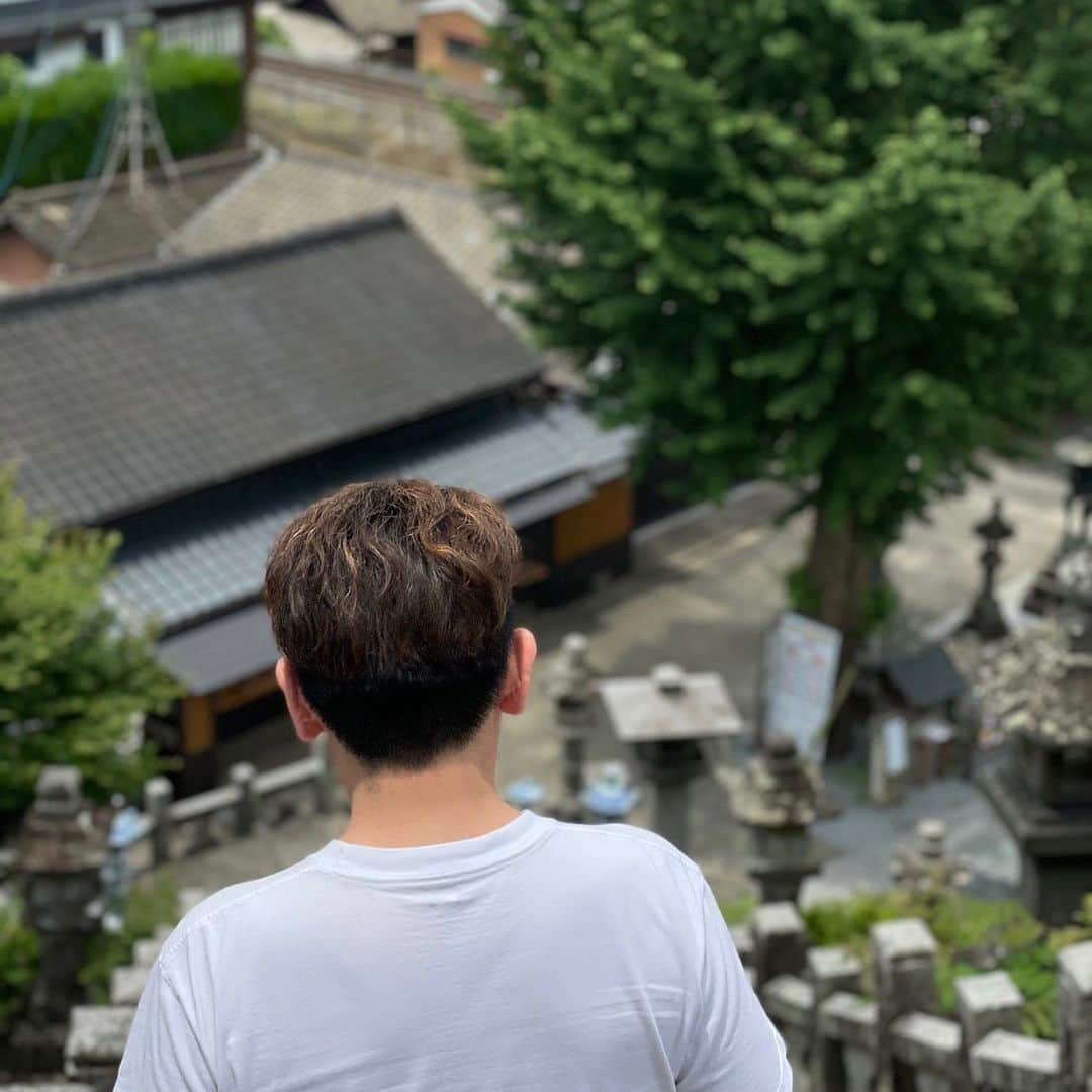 坂東亀三郎さんのインスタグラム写真 - (坂東亀三郎Instagram)「⁡ ⁡ 有田皿山鎮守 陶山神社 (すえやまじんじゃ) ⁡ ⁡ 有田焼の街に建つ神社。 鳥居や狛犬が陶器製でした。 御守りも絵馬も陶器製でした。 ⁡ ⁡ 線路を越えて入る神社 境内には有田らしく白磁が溢れ とても素敵で優しい気が満ちた神社でした。 ⁡ ⁡ #歌舞伎 #音羽屋 #歌舞伎役者  #彦三郎 #坂東彦三郎 #九代目  #御朱印 #御朱印帳 #彦印帳 #陶山神社」6月16日 7時28分 - otowayabando