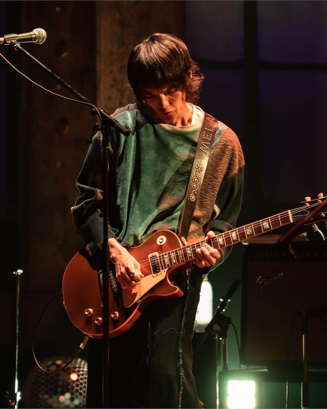 斉藤和義さんのインスタグラム写真 - (斉藤和義Instagram)「🍍KAZUYOSHI SAITO LIVE TOUR 2023 “PINEAPPLE EXPRESS” 〜明日大好きなロックンロールバンドがこの街にやってくるんだ〜 🚆🎸🥁🎹   早いものでツアーは折り返しを迎え、後半スタートとなった札幌公演、温かく熱いオーディエンスの皆様に迎えられ最高の時間となりました！ ありがとうございました！  ギター真壁陽平さんの凱旋となった札幌公演。 斉藤さんの愛ある地元公演洗礼も受けつつ、最高のパフォーマンスを届けてくださいました！  リハーサル前、ドラマー斉藤和義にあわせて突如始まったジャムセッション。 本番にもそんなジャムセッションの要素が組み込まれており、自由度高い演奏を誰よりも楽しまれる斉藤さんとメンバー皆さんの笑顔がとっても印象的でした。 斉藤さんのピック投げも絶好調でごさいました。  札幌を後にしたPINEAPPLE EXPREES、本日は苫小牧にやってまいりました！ 9年ぶりの苫小牧公演！ よろしくお願いいたします！  ⁡https://www.kazuyoshi-saito.com/tour_2023/ ⁡ #斉藤和義 #KAZUYOSHISAITO #PINEAPPLE #PINEAPPLEEXPRESS #明日大好きなロックンロールバンドがこの街にやってくるんだ #LIVETOUR2023 #山口寛雄 #真壁陽平 #河村吉宏 #松本ジュン　 #札幌公演」6月16日 7時38分 - kazuyoshisaito_official