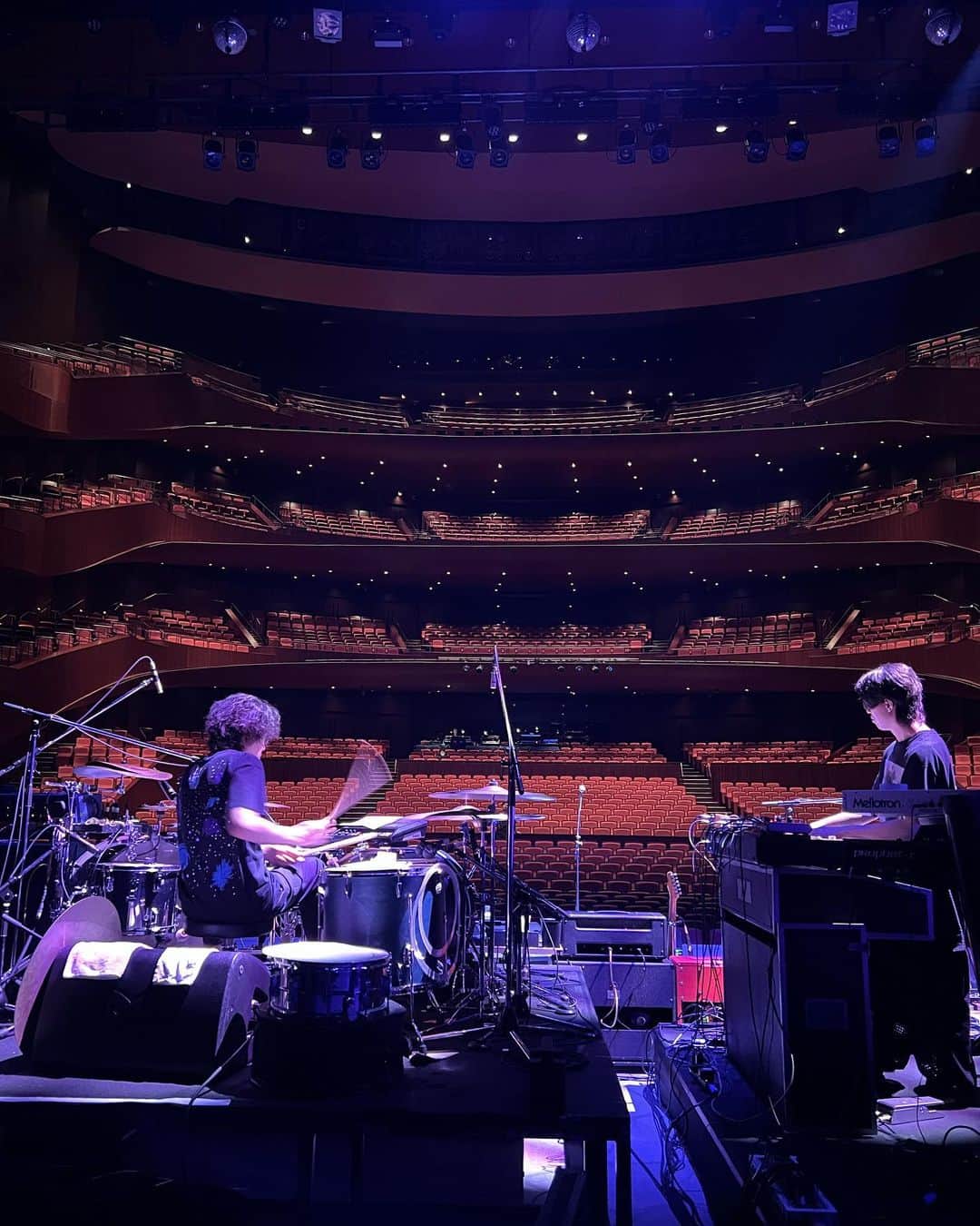 斉藤和義さんのインスタグラム写真 - (斉藤和義Instagram)「🍍KAZUYOSHI SAITO LIVE TOUR 2023 “PINEAPPLE EXPRESS” 〜明日大好きなロックンロールバンドがこの街にやってくるんだ〜 🚆🎸🥁🎹   早いものでツアーは折り返しを迎え、後半スタートとなった札幌公演、温かく熱いオーディエンスの皆様に迎えられ最高の時間となりました！ ありがとうございました！  ギター真壁陽平さんの凱旋となった札幌公演。 斉藤さんの愛ある地元公演洗礼も受けつつ、最高のパフォーマンスを届けてくださいました！  リハーサル前、ドラマー斉藤和義にあわせて突如始まったジャムセッション。 本番にもそんなジャムセッションの要素が組み込まれており、自由度高い演奏を誰よりも楽しまれる斉藤さんとメンバー皆さんの笑顔がとっても印象的でした。 斉藤さんのピック投げも絶好調でごさいました。  札幌を後にしたPINEAPPLE EXPREES、本日は苫小牧にやってまいりました！ 9年ぶりの苫小牧公演！ よろしくお願いいたします！  ⁡https://www.kazuyoshi-saito.com/tour_2023/ ⁡ #斉藤和義 #KAZUYOSHISAITO #PINEAPPLE #PINEAPPLEEXPRESS #明日大好きなロックンロールバンドがこの街にやってくるんだ #LIVETOUR2023 #山口寛雄 #真壁陽平 #河村吉宏 #松本ジュン　 #札幌公演」6月16日 7時38分 - kazuyoshisaito_official