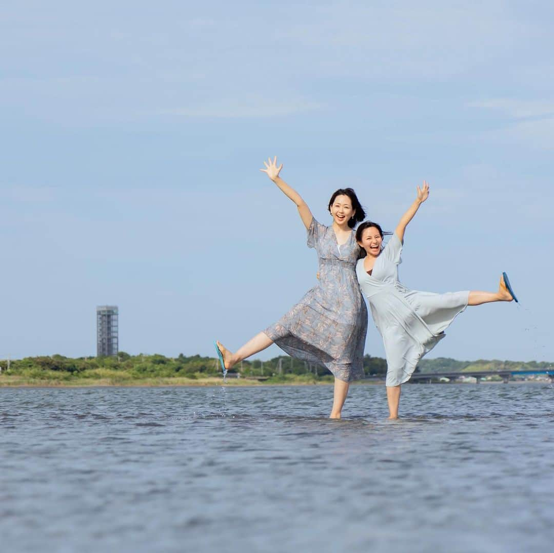 遊佐ちえみさんのインスタグラム写真 - (遊佐ちえみInstagram)「🌊🏝  ˗ˏˋ  浜名湖の真ん中で愛を叫ぶ  ˎˊ˗  浜名湖には、まれに現れる浅瀬があります！ 普段は深いはずの、湖の真ん中に 立つことができるんです♪  非日常な体験、様々な写真を撮影できます！  空と湖の美しいコントラストは とってもフォトジェニック💙  浜名湖の真ん中に向かうまでの クルージング⛴もお楽しみいただけます！  ❮ 料金 ❯ 土曜日5,000円／名 日曜日・祝日6,000円／名 （20名以上の団体は3,000円／名）  ※サンダルとタオルをプレゼント！手ぶらでOK👌  ご予約は〖 浜松・浜名湖ちょい旅ガイド〗で。  https://hamamatsu-daisuki.net/hamanako-choitabi/85/  photo by @satomi_mtrs   #浜松観光 #浜松撮影スポット #浜松市 #フォトジェニック #湖の真ん中 #浜名湖 #浜名湖の真ん中で愛を叫ぶ  #非日常 #撮影スポット #クルージング #海の湖HAMANAジェンヌ #visit浜名湖」6月16日 19時00分 - yusa_cgram