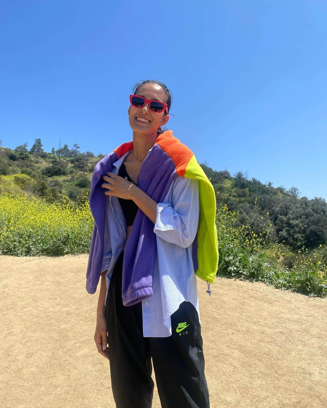 金原杏奈さんのインスタグラム写真 - (金原杏奈Instagram)「LA thing👟⛰️ Walks simply make me happy. Movement is good for the body & mind. Throw on your favorite shoes and get outside.」6月16日 7時37分 - annakanehara