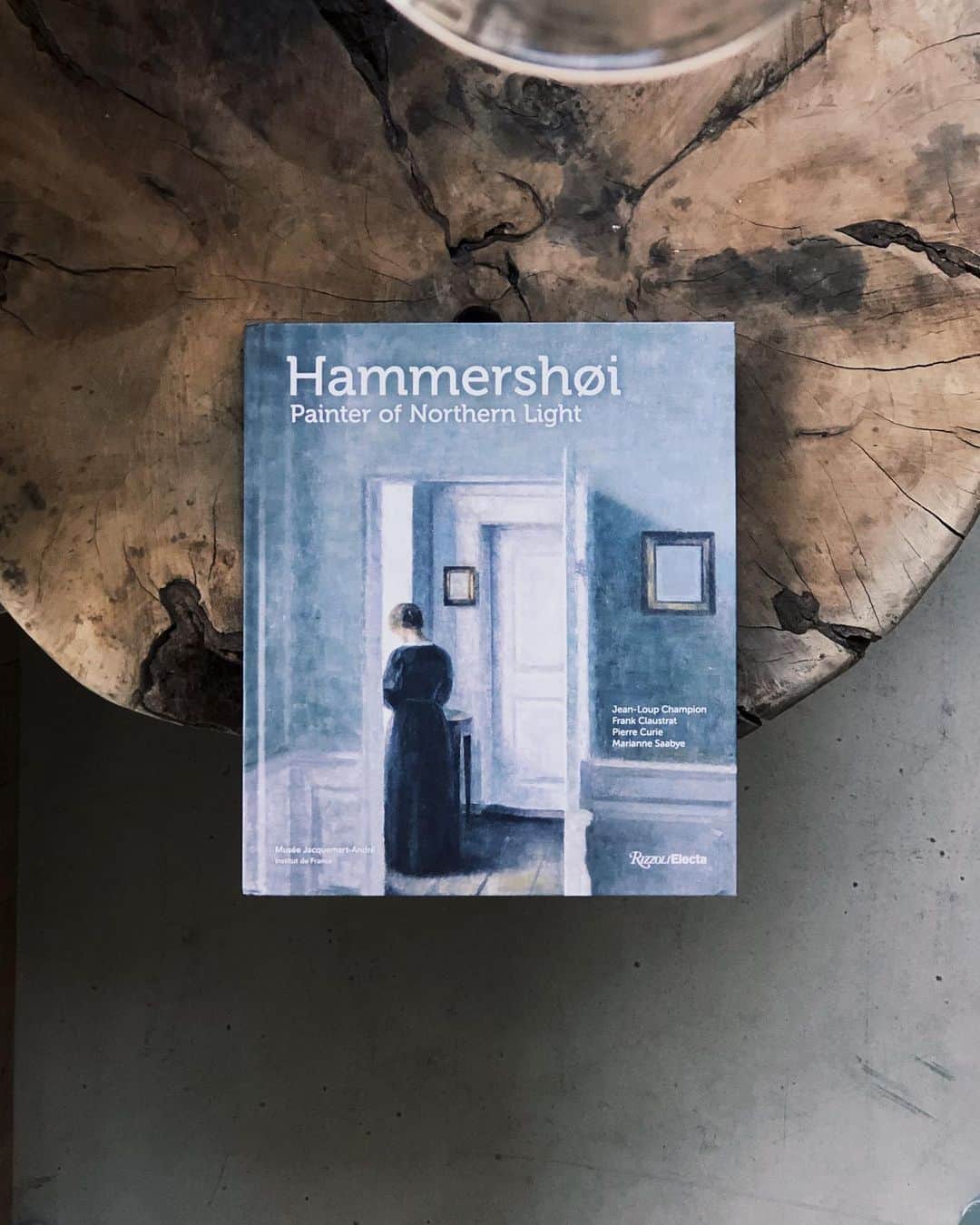 nostos booksのインスタグラム：「本日はハンマースホイやラウシェンバーグ、ワイエスの画集、スパイク・リー『Do the Right Thing』、クラウス・メルケルの石の写真集など42冊を入荷しました。  オンラインストアへは商品タグをタップ◯ 　 入荷本からおすすめ10選  ----------  1冊目 『Hammershoi: Painter of Northern Light』 デンマークを代表する画家、ヴィルヘルム・ハンマースホイの作品集。物憂げで静寂な作品で知られるハンマースホイは、北欧の光と孤独を象徴する画家として知られている。近年評価が高まりつつある彼の代表作を紹介するもので、その多くはめったに見られないプライベートコレクションからのものとなっている。  ----------  2冊目 『Robert Rauschenberg』 絵画、彫刻、版画、写真、パフォーマンスなど、驚くほど多様な媒体で作品を制作し戦後のアメリカ文化に最も大きな変化をもたらした人物の一人、ロバート・ラウシェンバーグの作品集。MoMAで開催された大規模な回顧展にあわせて出版されたもの。60年以上にわたるキャリアを包括して紹介する。  ----------  3冊目 『Klaus Merkel: Album of Stones』 ドイツ出身の写真家でアーティストのクラウス・メルケルの作品集。奇岩のある自然の風景、寺院や遺跡、教会などの建築に目を向け、重なり合うパターンや構成、大きなズレや類似、並列することで共鳴する構造物を探し出し、印象的なモノクロ写真で記録している。   ----------  4冊目 『岡本太郎 爆発大全』 岡本太郎生誕100年記念作品集。絵画、彫刻、写真、ドローイングなど、代表的な作品を時系列順に約200点収録。作品を全面に大きく掲載した、ダイナミックな装丁は祖父江慎（コズフィッシュ）によるもの。  ----------  5冊目 『Spike Lee: Do the Right Thing』 1989年にスパイク・リーが制作した映画「ドゥ・ザ・ライト・シング」のスチール写真集。映画のシーンや撮影中のオフショット、脚本などをカラーで収録。  ----------  6冊目 『ロック・エンド』 「ロック・マガジン」編集長／音楽評論家、阿木譲によるショートエッセイや金坂健二、渋谷陽一、今野雄二、細野晴臣、松岡正剛との対談を収録。それぞれが、ロック、パンク、テクノなどの近代音楽について語る、80年代のプラスティックな質感をそのまま綴じ込めた1冊。巻末には音楽系譜、年表、レコード一覧を掲載。装丁は戸田ツトムと松田行正。写真は鋤田正義、永田陽一。編集は米沢敬、宮野尾充晴他。  ----------  7冊目 『ワイエス画集3 ヘルガ』 20世紀アメリカを代表する画家、アンドリュー・ワイエスの画集。1987年から1988年にかけて各地で開催された展示会に際して刊行されたもの。ヘルガシリーズにおけるデッサン、ドローイング、ペインティング作品を多数収録。   ----------  8冊目 『「色彩」としてのスフィンクス』 版画家・加納光於の展覧会、「『色彩』としてのスフィンクス 加納光於」に併せて刊行。1960年～1992年までの図版、カタログ、そして同時代に書かれた評論文を抜粋掲載。  ----------  9冊目 『魅惑のニッポン木版画』 横浜美術館開館25周年を記念して刊行された、幕末から現代までの木版画作品集。古くは歌川広重や竹久夢二から、現在活躍する版画家のものまで、オールカラーで掲載。  ----------  10冊目 『1920年代日本展 都市と造形のモンタージュ』 1988年に開催された「1920年代・日本展」の図録。大正後期から昭和のはじめ、都市化や国際化によって大きな転機を迎えることとなった日本で生まれた、新しい造形を多角的に紹介。原弘、村山知義らのグラフィックデザイン、木村伊兵衛、中山元太らの写真などをカラーとモノクロで多数収録。  ----------------------  店舗情報はこちら @nostosbooks  ----------------------  オンラインストアは毎日19時更新○  ----------------------  #ヴィルヘルムハマスホイ #nostosbooks #ノストスブックス #祖師ヶ谷大蔵 #砧」