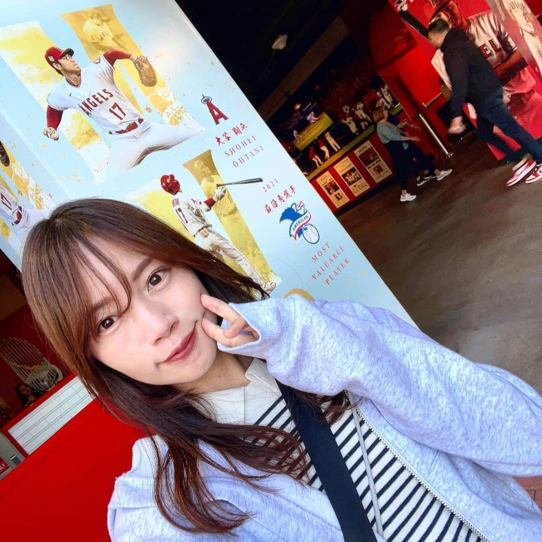 古田ちさこのインスタグラム：「THE BIG Å 🏟️👼♥️  エンゼルスタジアム どこもかしこも大谷翔平さん👀  グッズも大谷かトラウトか、ユニフォームの着用率もしかり人気の程をあらためて実感しました🕺✨✨  ズムスタみたいにコンコースを一周できてSHOPごとに置いているグッズも少し違ったり売店の種類も沢山で歩いてるだけで楽しかった〜🐾  #エンゼルス #anaheimangels #anaheimcalifornia #anaheim #la旅行 #ロサンゼルス #ロサンゼルス旅行 #大谷翔平 #shohei #shoheiohtani #ohtani #ohtanishohei #miketrout #trout #mlb #メジャーリーグ #メジャーリーガー #メジャーリーグ観戦 #anaheimca #losangeles  #野球好き #野球観戦 #野球女子 #thebiga」