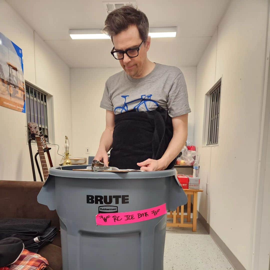 リヴァース・クオモさんのインスタグラム写真 - (リヴァース・クオモInstagram)「Madison, WI 6-14-23. It finally happened. After almost 1,000 straight days of playing the Buddy Holly lick on tiktok, @evanmars24 from @dietlitemusic joined us on stage and absolutely nailed it.」6月16日 7時33分 - rivers_cuomo