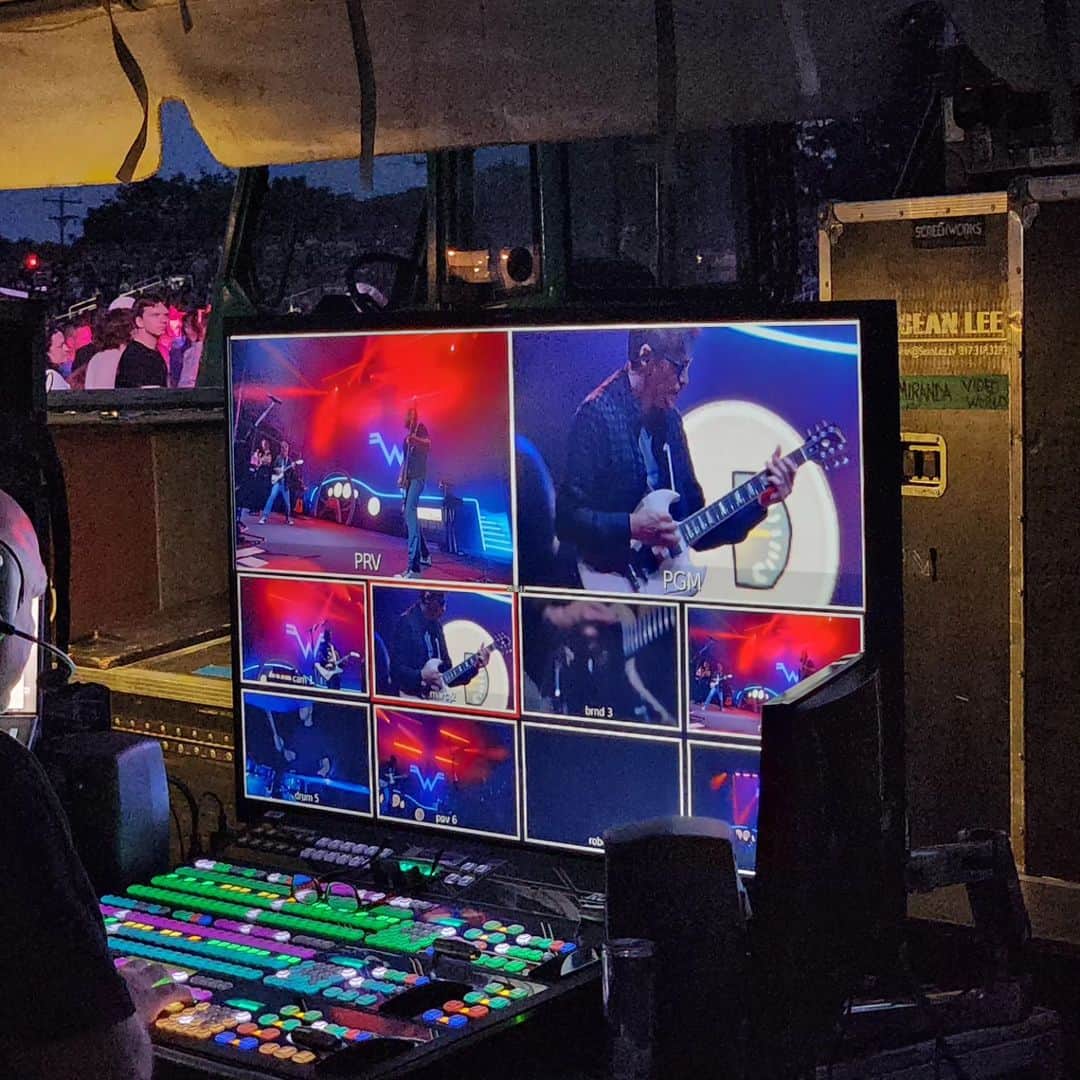 リヴァース・クオモさんのインスタグラム写真 - (リヴァース・クオモInstagram)「Madison, WI 6-14-23. It finally happened. After almost 1,000 straight days of playing the Buddy Holly lick on tiktok, @evanmars24 from @dietlitemusic joined us on stage and absolutely nailed it.」6月16日 7時33分 - rivers_cuomo