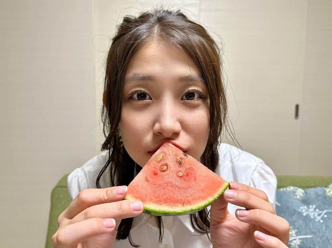 益田恵梨菜さんのインスタグラム写真 - (益田恵梨菜Instagram)「. スイカと一緒に撮るだけで 夏らしさすごいから スイカってすごいね🍉🍉笑 . #もうスイカ3回くらい買った #果物って美味しいよねぇ」6月16日 18時34分 - erina_msd