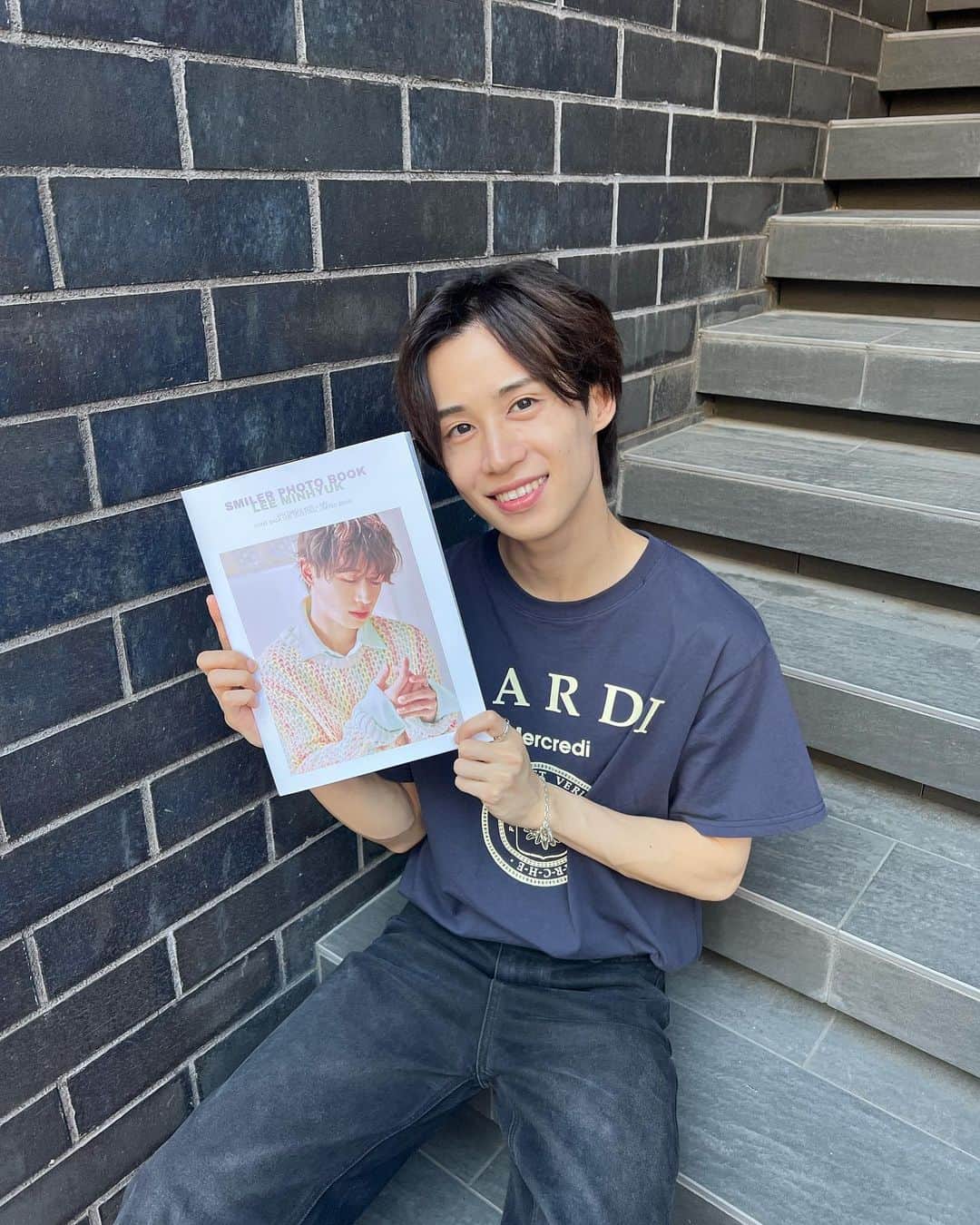 ヒョクのインスタグラム：「僕の単独LIVEまでもう少し！ 6月24日に皆さんにお会いできるの楽しみです✨✨  まだチケットゲットしてない方はお早めに！🎟  今回も新しいグッズがあります！ 【Smiler Photo Bookは会場限定】  早くみんなに見てもらいたい！  さらに18日にゲスト発表します😎  #ヒョク#韓国#KISSUOFF」