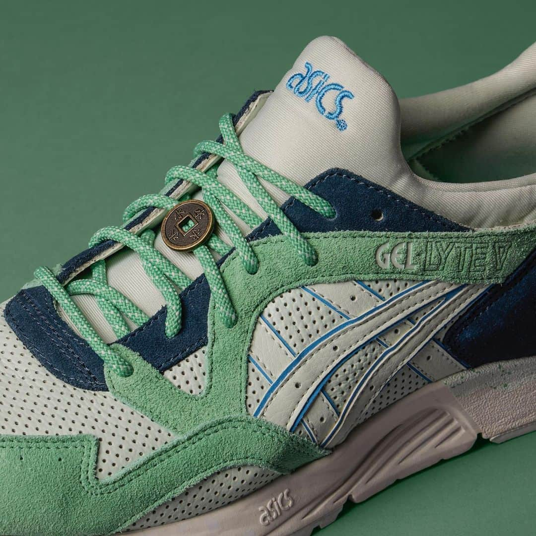 ASICS Tiger JAPANさんのインスタグラム写真 - (ASICS Tiger JAPANInstagram)「. GEL-LYTE V GODAI PACK -SOOTHING SEA/SEAFOAM   2023.06.23 LAUNCH   [取扱店舗] ＊アシックス公式ストア（原宿店・梅田店・オンラインストア）   日本哲学の五大要素である「五大」からインスパイアされたパックが登場。アッパーには、スムース、ヌバック、スエードそれぞれのレザーを使用し、各カラーには、五大元素「火」「水」「地」「空」「風」の特性を反映したカラーパレットを採用。五大元素の文字をエンボス加工したコイン型のデュブレをシューレース部にあしらいアクセントを加えている。ミッドソールのかかと部には、1993年のモデル登場時と同様の特徴的な波打つデザインを継承。   #GELLYTEV #ASICS #ASICSSportStyle   #sneakers #sneakerhead #sneakerfam #シューズ #スニーカー #ファッション #カジュアル #カジュアルコーデ #ストリートファッション #ジャパスニ #スニーカーヘッズ #ストリートコーデ #コーディネート #スニーカー男子 #スニーカー女子」6月16日 18時36分 - asics_sportstyle_jp