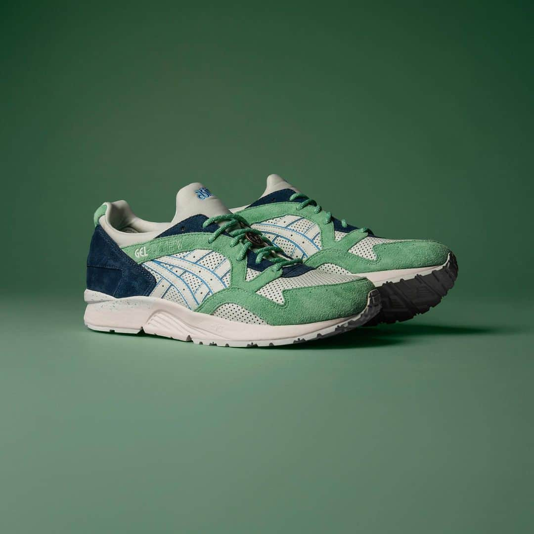 ASICS Tiger JAPANさんのインスタグラム写真 - (ASICS Tiger JAPANInstagram)「. GEL-LYTE V GODAI PACK -SOOTHING SEA/SEAFOAM   2023.06.23 LAUNCH   [取扱店舗] ＊アシックス公式ストア（原宿店・梅田店・オンラインストア）   日本哲学の五大要素である「五大」からインスパイアされたパックが登場。アッパーには、スムース、ヌバック、スエードそれぞれのレザーを使用し、各カラーには、五大元素「火」「水」「地」「空」「風」の特性を反映したカラーパレットを採用。五大元素の文字をエンボス加工したコイン型のデュブレをシューレース部にあしらいアクセントを加えている。ミッドソールのかかと部には、1993年のモデル登場時と同様の特徴的な波打つデザインを継承。   #GELLYTEV #ASICS #ASICSSportStyle   #sneakers #sneakerhead #sneakerfam #シューズ #スニーカー #ファッション #カジュアル #カジュアルコーデ #ストリートファッション #ジャパスニ #スニーカーヘッズ #ストリートコーデ #コーディネート #スニーカー男子 #スニーカー女子」6月16日 18時36分 - asics_sportstyle_jp