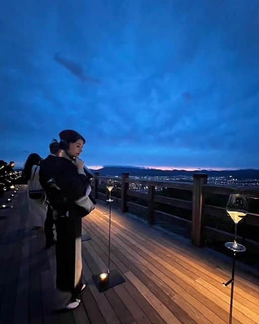 大地真央さんのインスタグラム写真 - (大地真央Instagram)「京都の将軍塚青龍殿で行われた 「ドンペリニヨンレベレーションズ2023」🥂  今回のテーマは ”FROM MATTER TO LIGHT” -物質から光へ-  🍾ドンペリニヨンロゼヴィンテージ2009🍾 青龍殿からの景色を望みながら 素晴らしいシャンパーニュを五官で堪能❣️🎧  成澤シェフの深いテーマの心踊るディナー🍽と ペアリングのロゼヴィンテージ2009を 幻想的な光の中で味わいながら 夢の時間を過ごさせていただきました🥂  #domperignon #ドンペリニヨン #hostedby @domperignonofficial #DrinkResponsibly #narisawa #成澤由浩 #京都 #青龍殿 #大地真央 #MAODAICHI #森田恭通 #yasumichimorita」6月16日 18時36分 - daichimao_official