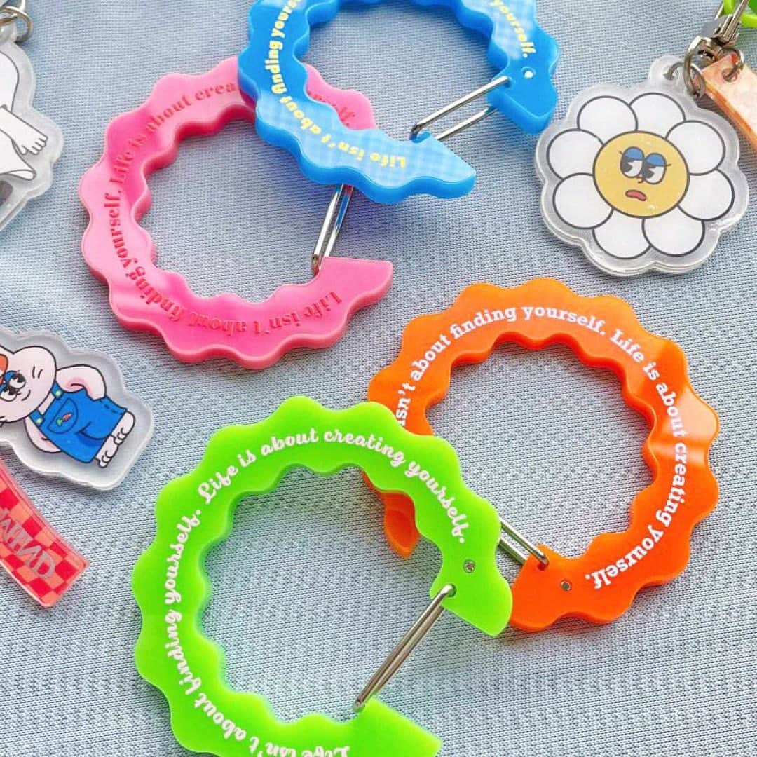スピンズのインスタグラム：「\ 𝗡𝗲𝘄 𝗶𝘁𝗲𝗺 / ✿アクリルカラビナ/うねうね￥990 𝘁𝗮𝘅 𝗶𝗻 ⁡ 今回ご紹介したアイテムは 全国の𝗦𝗣𝗜𝗡𝗡𝗦店舗 𝗼𝗿 𝗦𝗣𝗜𝗡𝗡𝗦 𝗪𝗘𝗕 𝗦𝗧𝗢𝗥𝗘 にて購入できるので是非チェックしてね✍🏻✨ ⁡ #𝗦𝗣𝗜𝗡𝗡𝗦 #スピンズ #𝗼𝗼𝘁𝗱 #スタッフスナップ #𝗦𝗣𝗜𝗡𝗡𝗦スタッフ #プチプラコーデ #きょコ #春コーデ #春服 #夏コーデ #夏服 #カラビナ #リュックのココ #リュックキーホルダー」