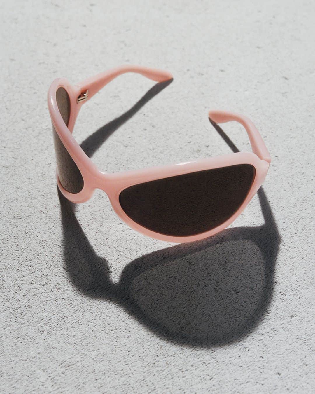 Acne Studiosさんのインスタグラム写真 - (Acne StudiosInstagram)「Eye-catching shades. The #AcneStudios insect-like sunglasses, now in pink for summer. Available in store and at acnestudios.com⁣ ⁣ Photographer: #JeanMarieBinet (@JimBiners)⁣ Set designer: #AliceKirkpatrick (@Alicekpk)」6月16日 18時37分 - acnestudios