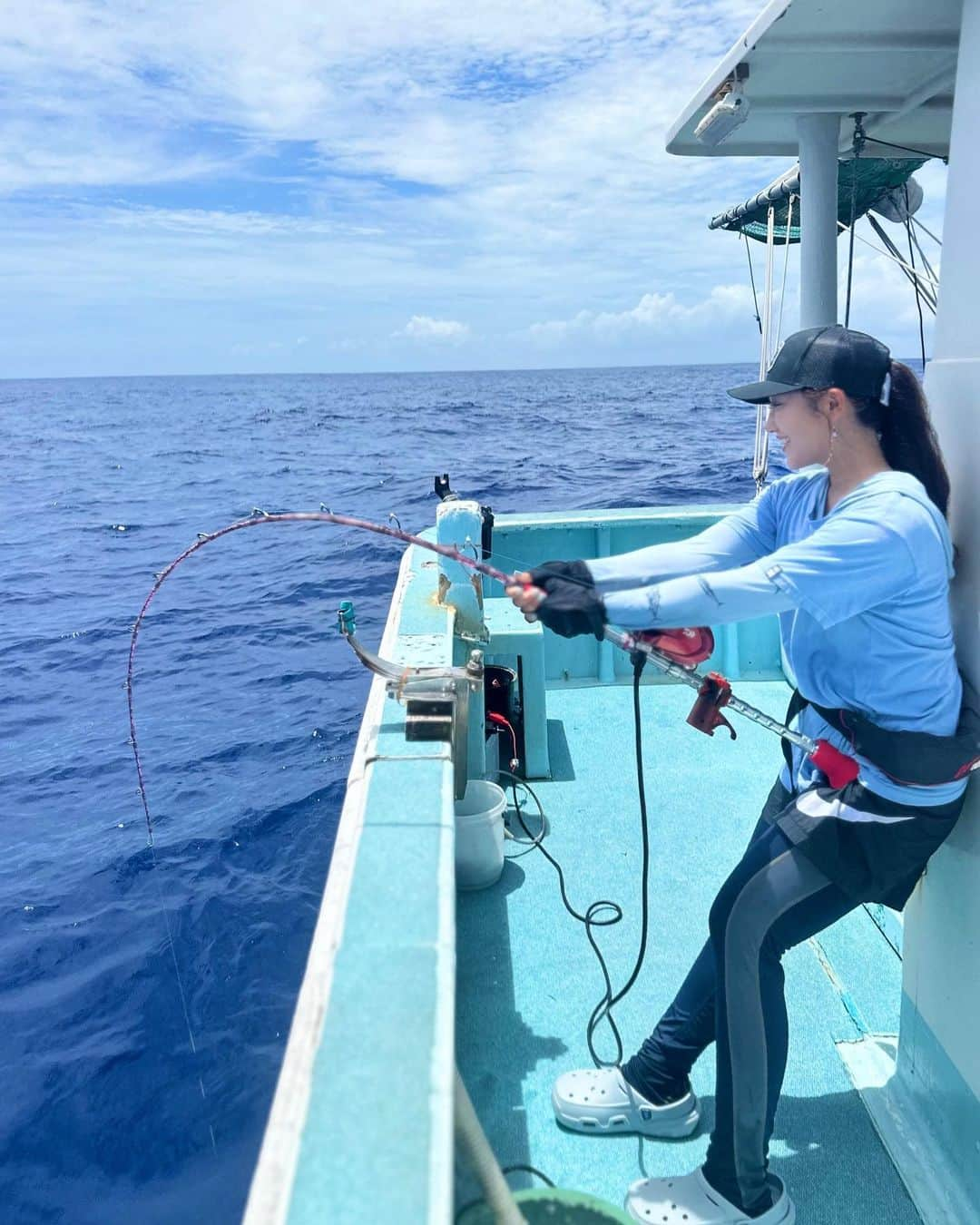 片原恵麻さんのインスタグラム写真 - (片原恵麻Instagram)「マグロ尽くしの6日間🩵 ———————————————————————————————  梅雨が1年で1番苦手な時期だけど、今回の釣行は沖に出たらほとんど晴れだった🌞ラッキー✌️  初めての電ジギやったり、ムロ竿入魂できたり、今回もいい思い出たくさん🐠  やっとキハダのキの字を知れたくらいかな…？どの釣りもだけど毎度毎度学ぶ事がありすぎて、これからもたくさん学びがあるんだろうなと思うとワクワクが止まらない💟  今回も仲宗根船長ありがとうございました🫧 たくさん笑ってたくさん勉強になって最高の6日間でした⋆͛♡⋆͛  📍宮古島 海宝丸 @kaihoumaru88   夜ごはんは @ichibanza183  釣ったキハダ捌いてもらった🫰🏻💗 ご飯も全部美味しくておすすめ🫠‪ ——————————————————————————————— #海宝丸#マグロ#キハダ#キハダマグロ#tunafishing #釣りガール#釣り女子#釣り#海釣り#ツリジョ#fishing#钓鱼#낚시#鱼#강태공#낙씨광#ルアマガ女子部#大物釣り#宮古島釣り#ビッグゲーム#マグロ釣り#オフショア#biggamefishing#泳がせ#沖縄釣り#yellowfin#yellowfintuna」6月16日 18時39分 - emma_katahara