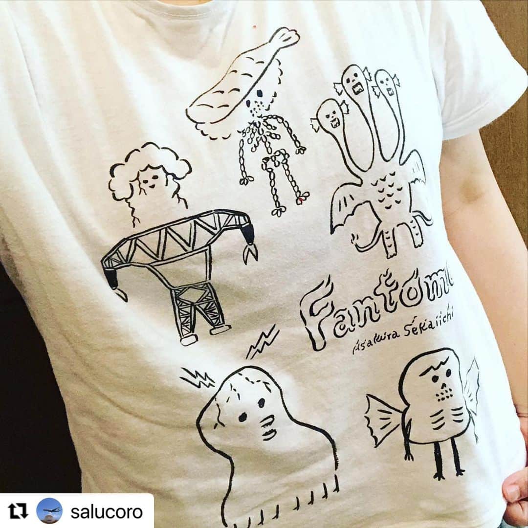 朝倉世界一のインスタグラム：「わーい優勝だ😻  Repost @salucoro  ・・・ 今朝、息子が登校するとき友達と合流地点まで送って行った。そしたら、みんなのTシャツの柄で誰が1番変わってるか選手権が行われており「マイルのママが1番」と言われて優勝してしまった。朝倉世界一先生のTシャツです…😂」