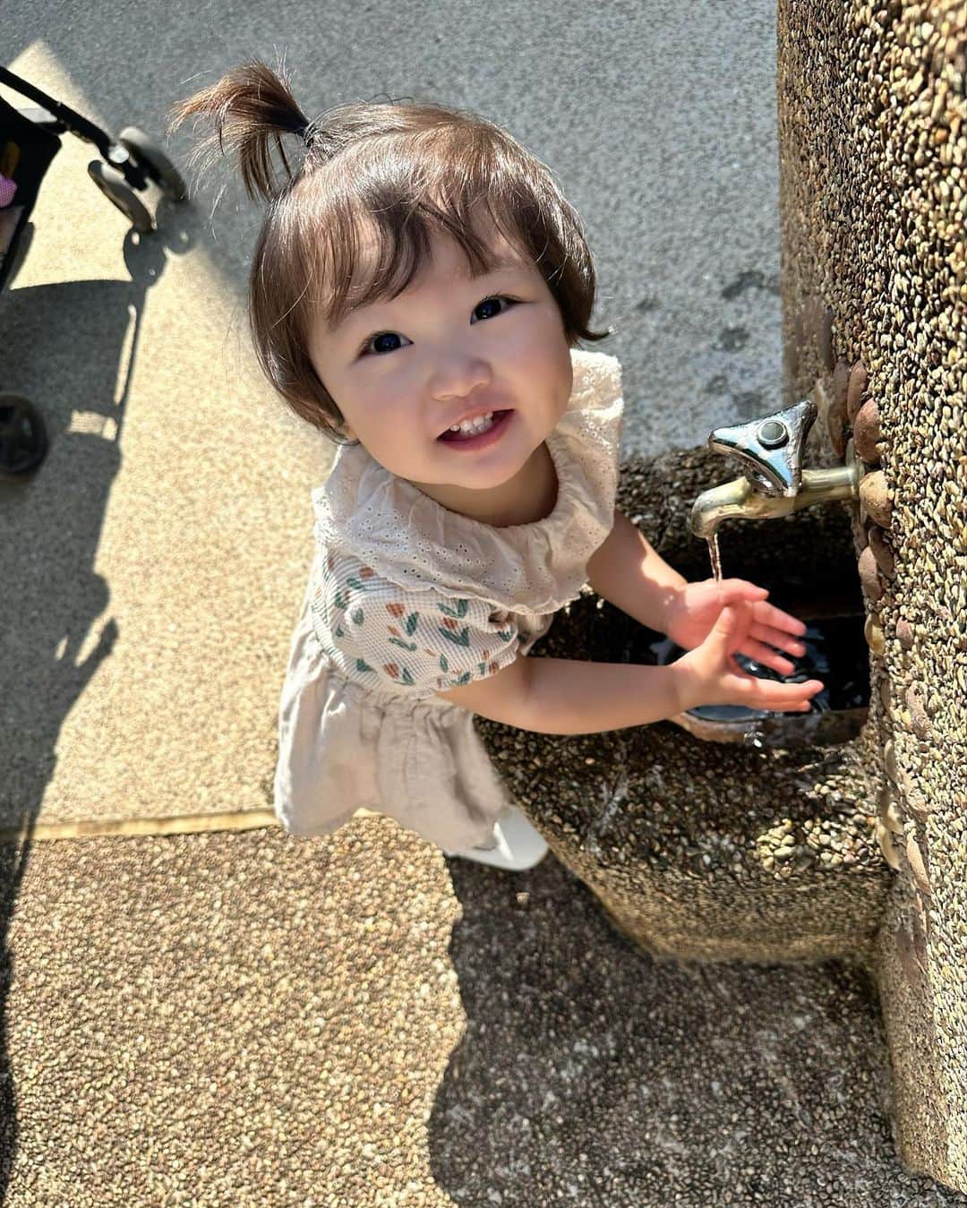 SAYUKAさんのインスタグラム写真 - (SAYUKAInstagram)「おてて洗うの大好き🚰👏  遊び疲れて 帰りの車はいつもばたんきゅ😴」6月16日 18時40分 - sayumiso216